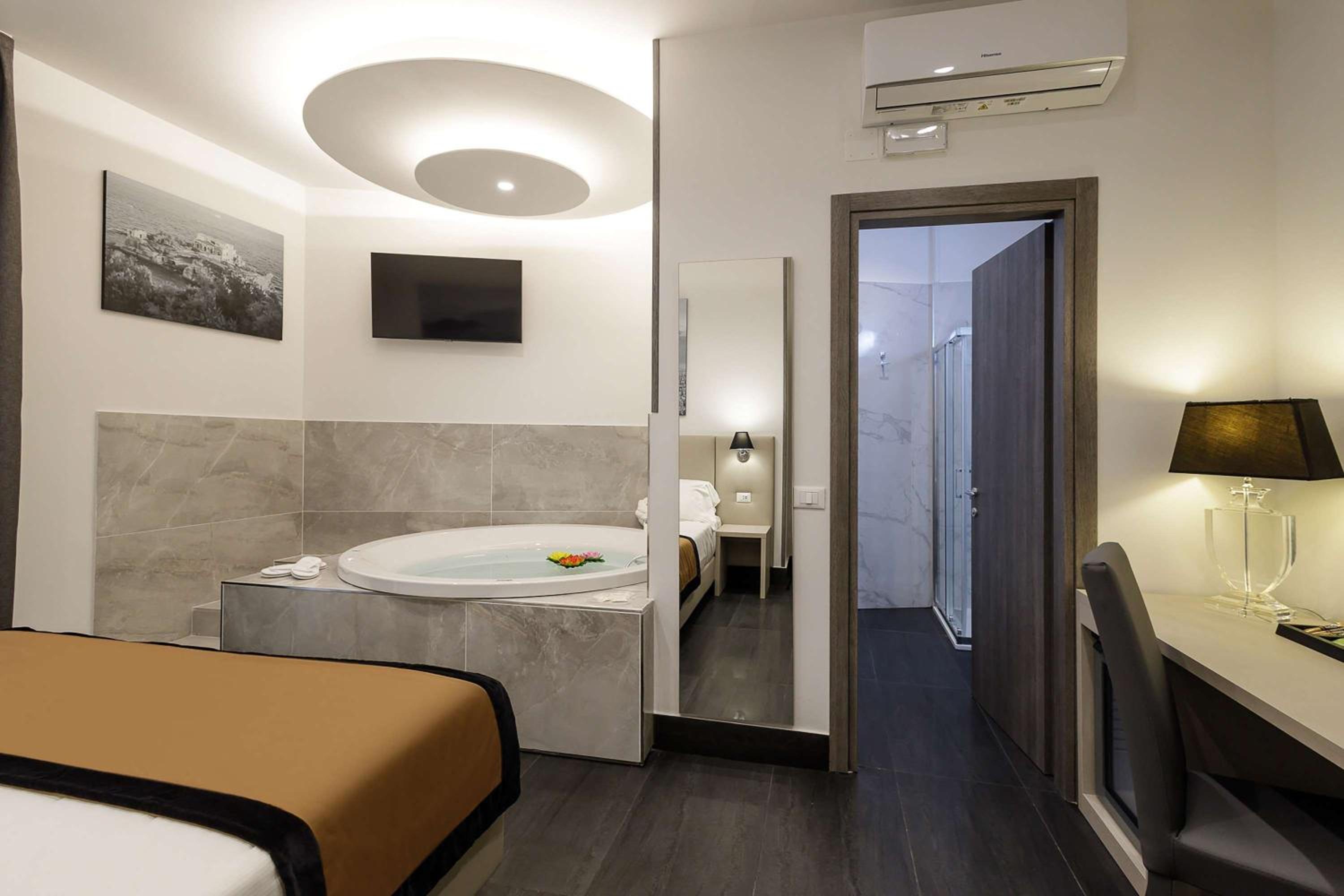 Deluxe King Room with Bath Tub and Balcony - Non-Smoking photo 1
