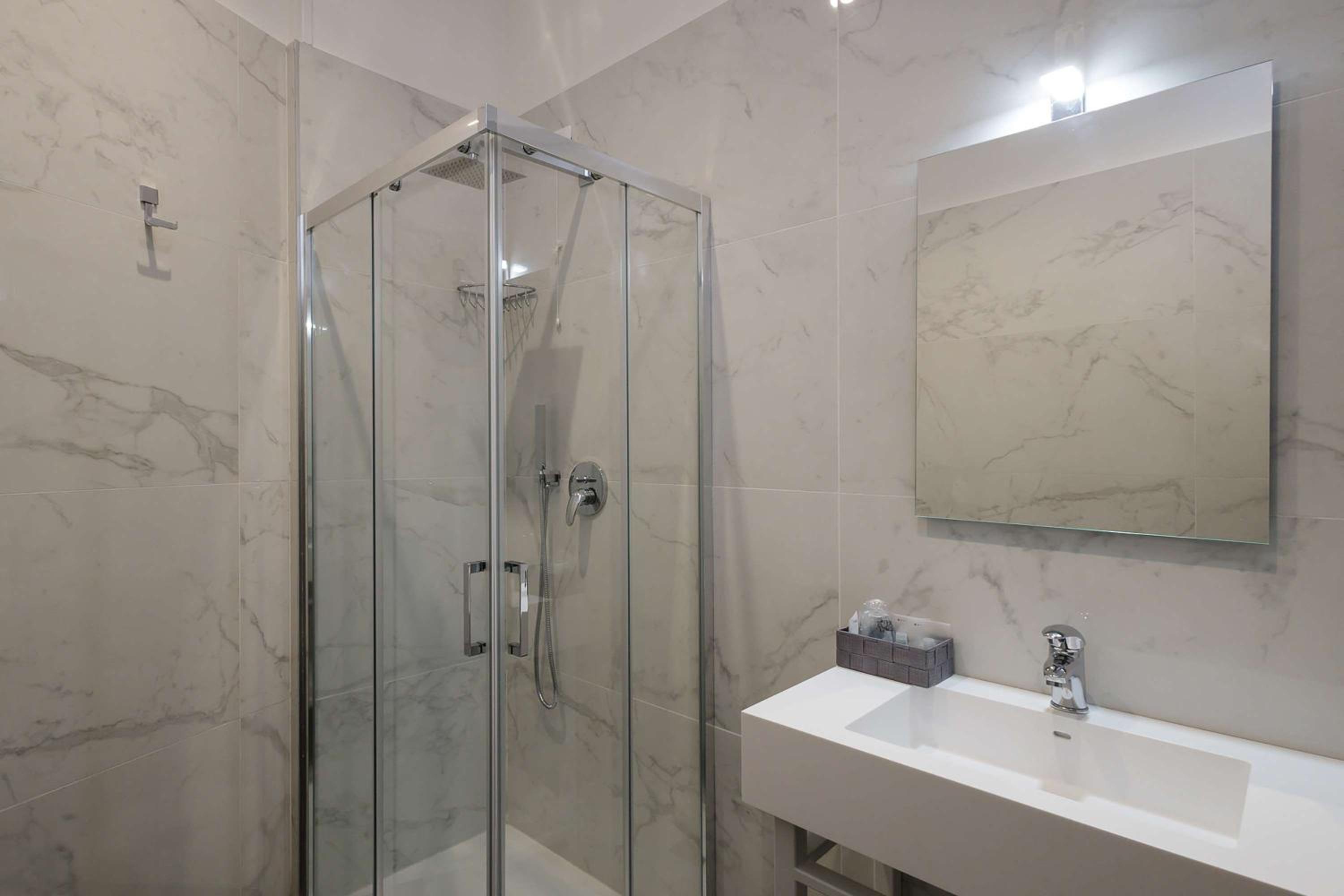 Standard King Room – Converts into Two Single Beds/Non-Smoking photo 2