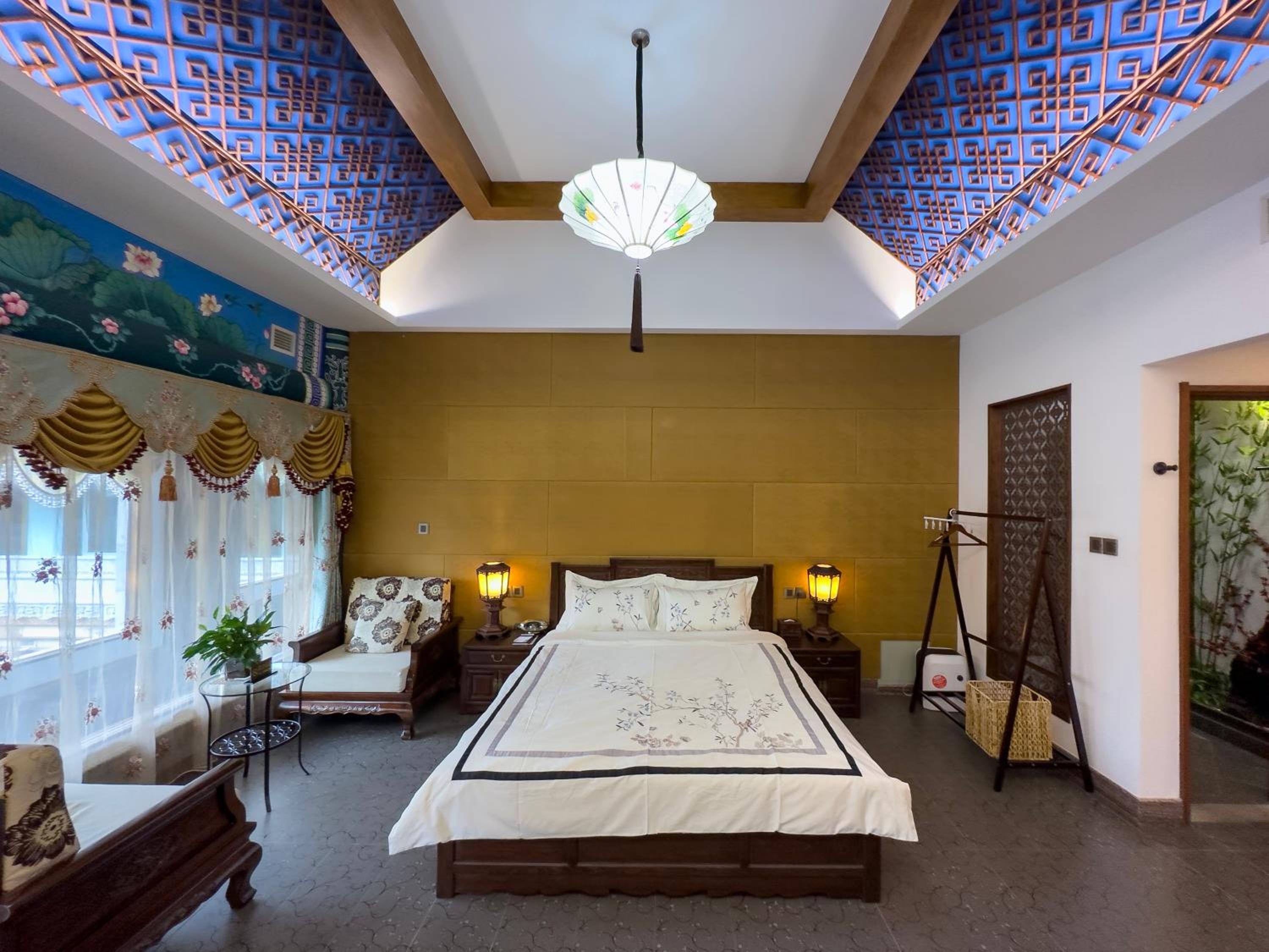 CG Deluxe Queen Room