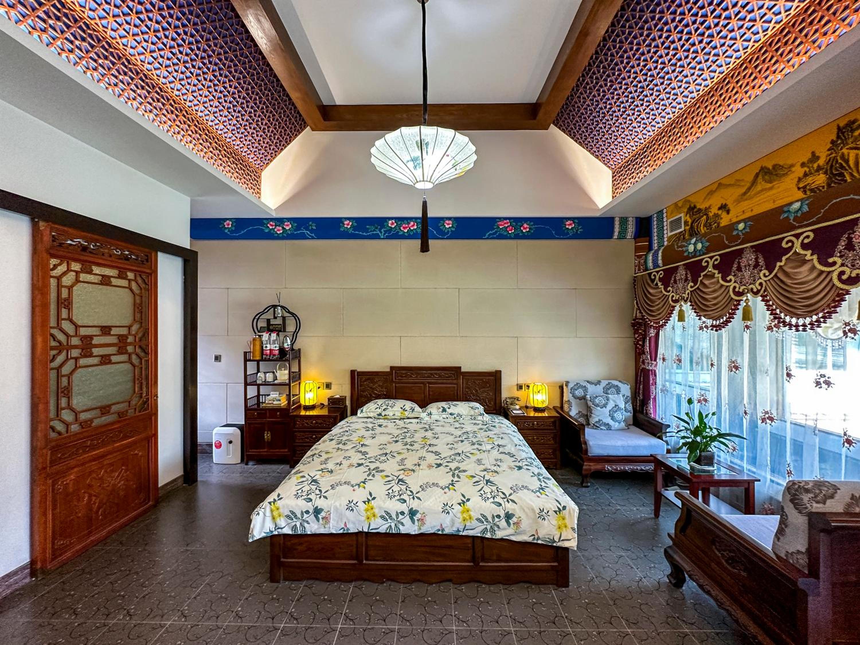 MG Deluxe Queen Room