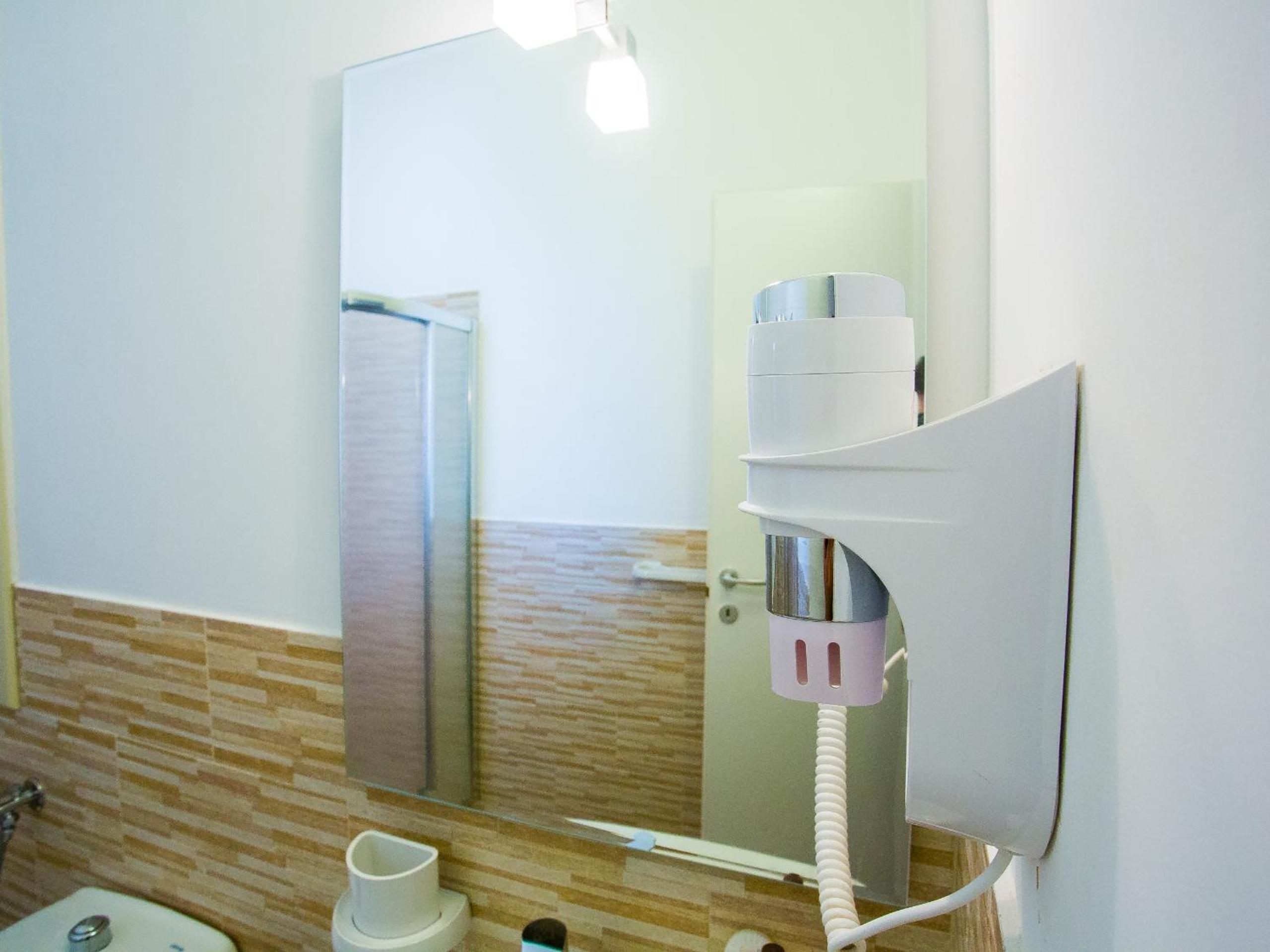 Double Room - Photo 7