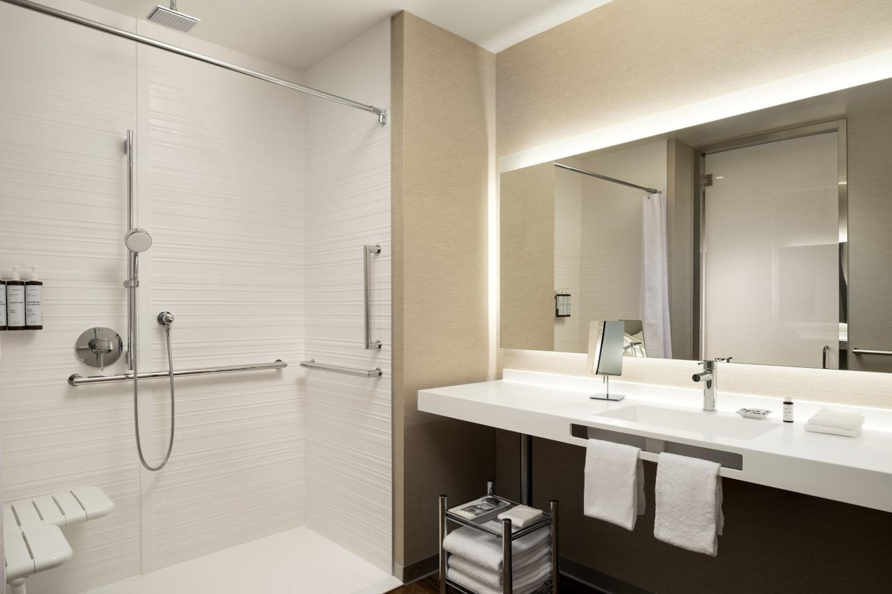 Premium Junior King Suite - Photo 5