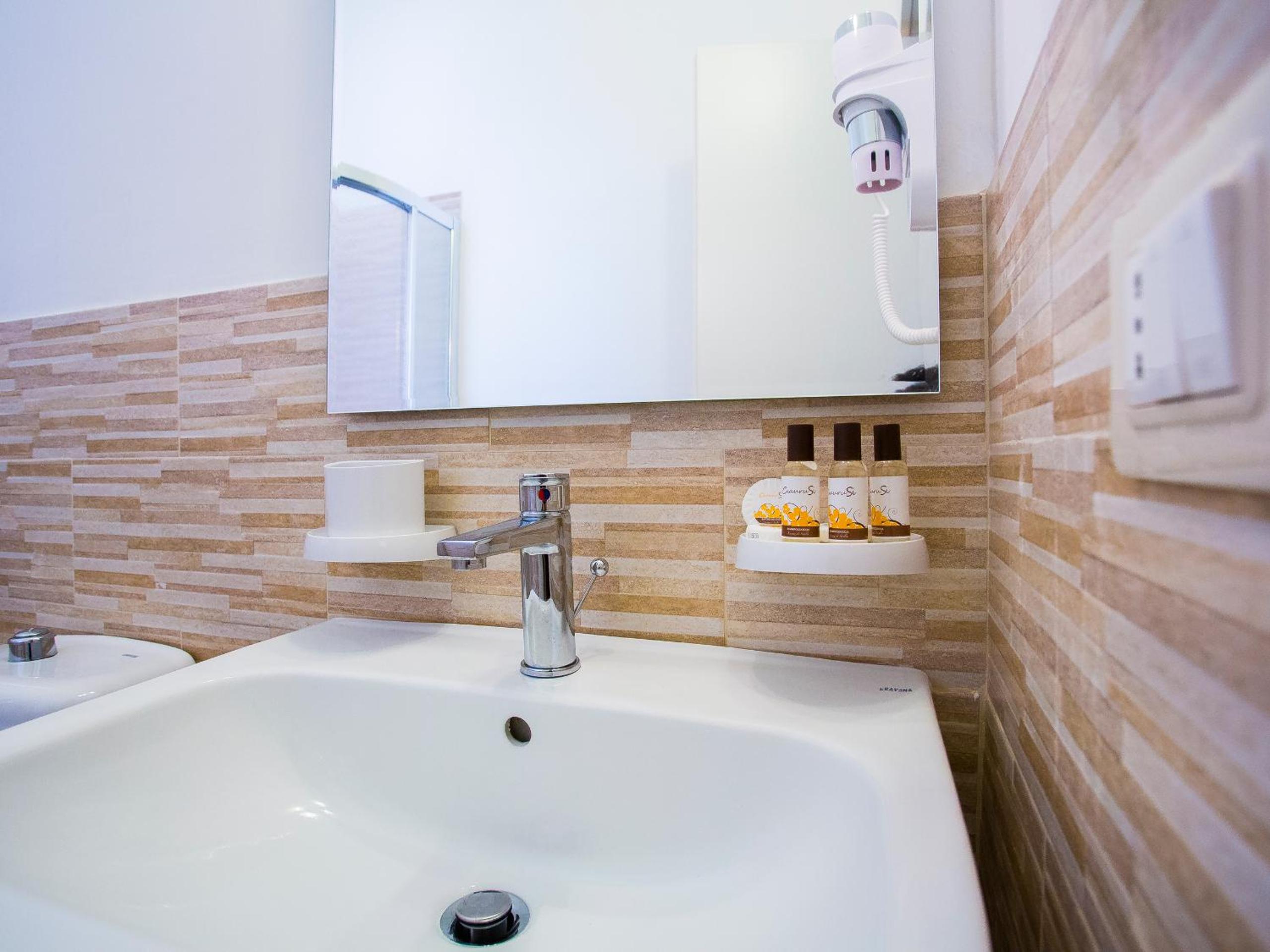Quadruple Room - Photo 1