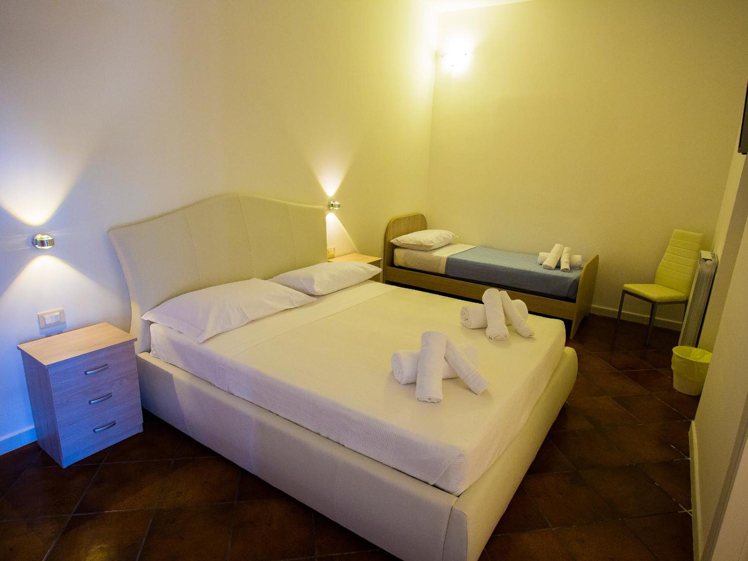 Quadruple Room - Photo 35