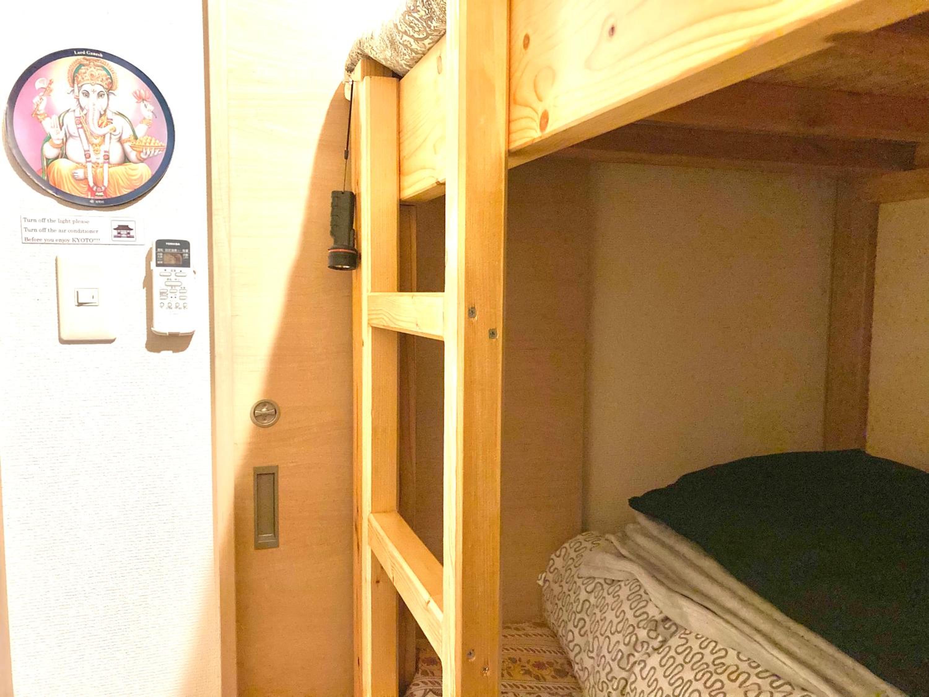 Single Room with Shared Shower and Toilet photo 3