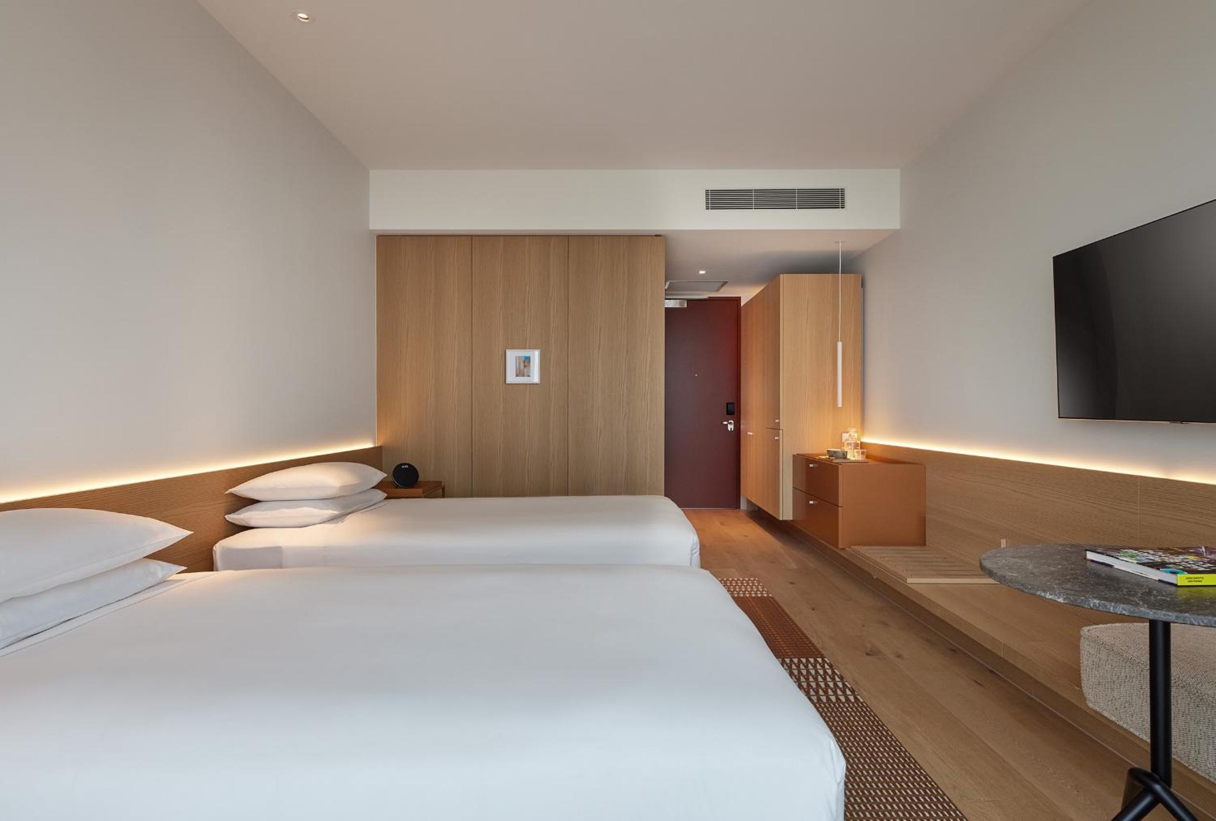 Twin Room with City View - Photo 7