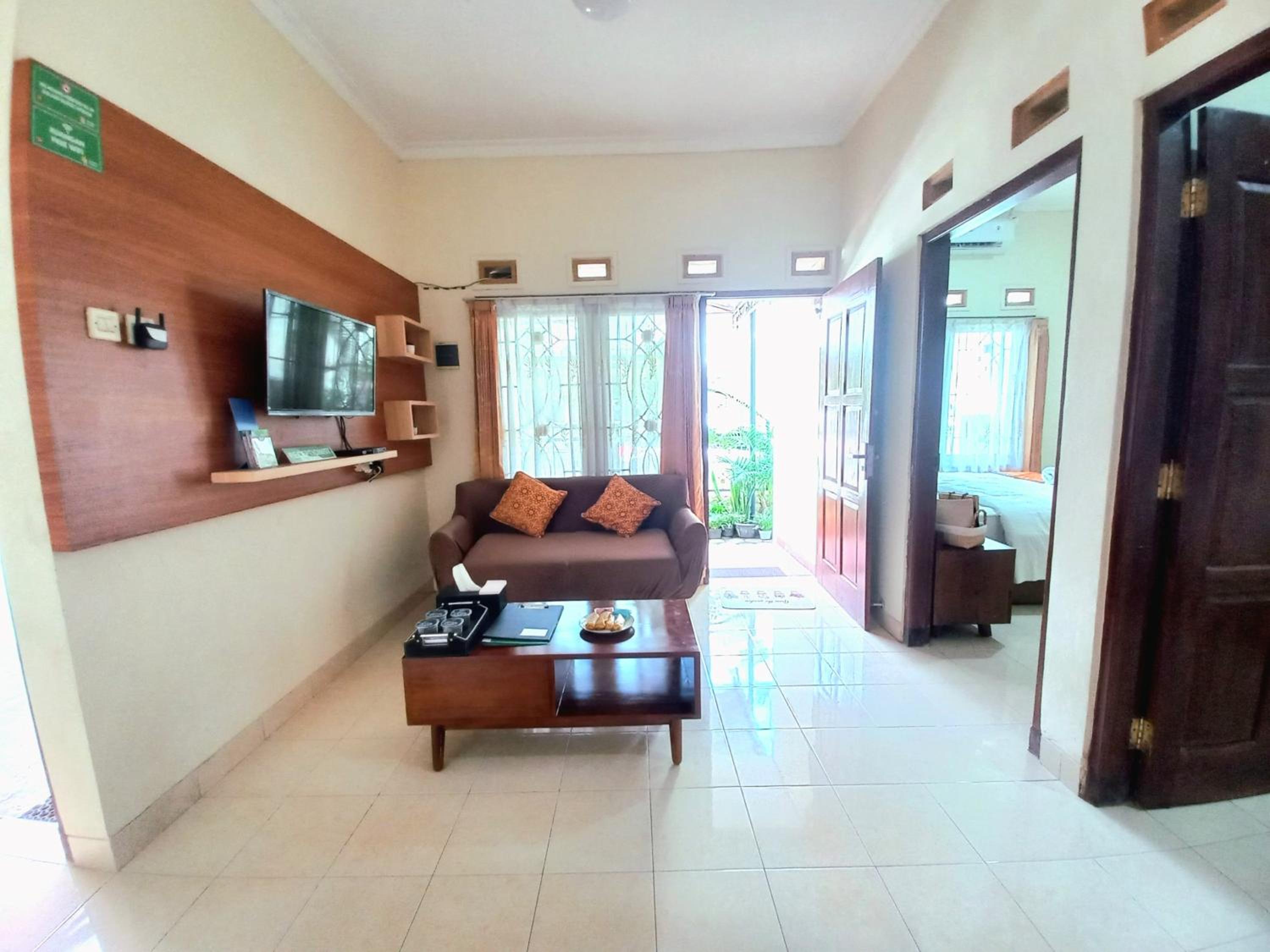 Two-Bedroom House - Photo 2