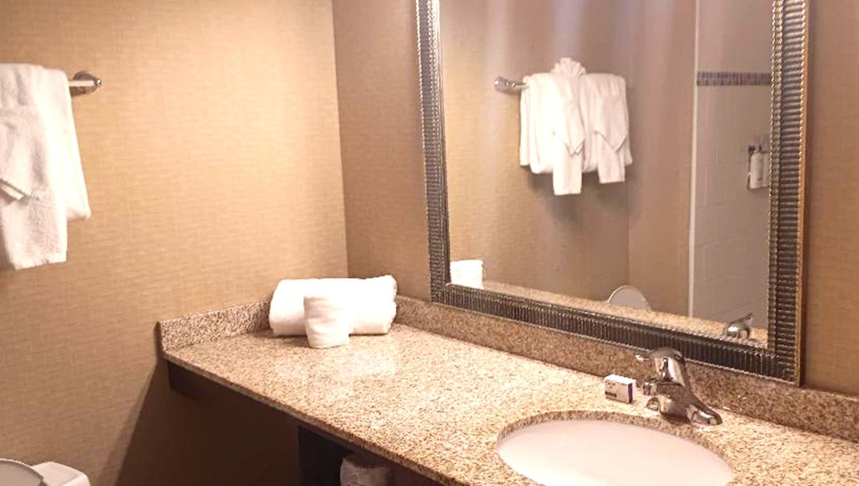 Standard Queen Room with River View - Photo 6