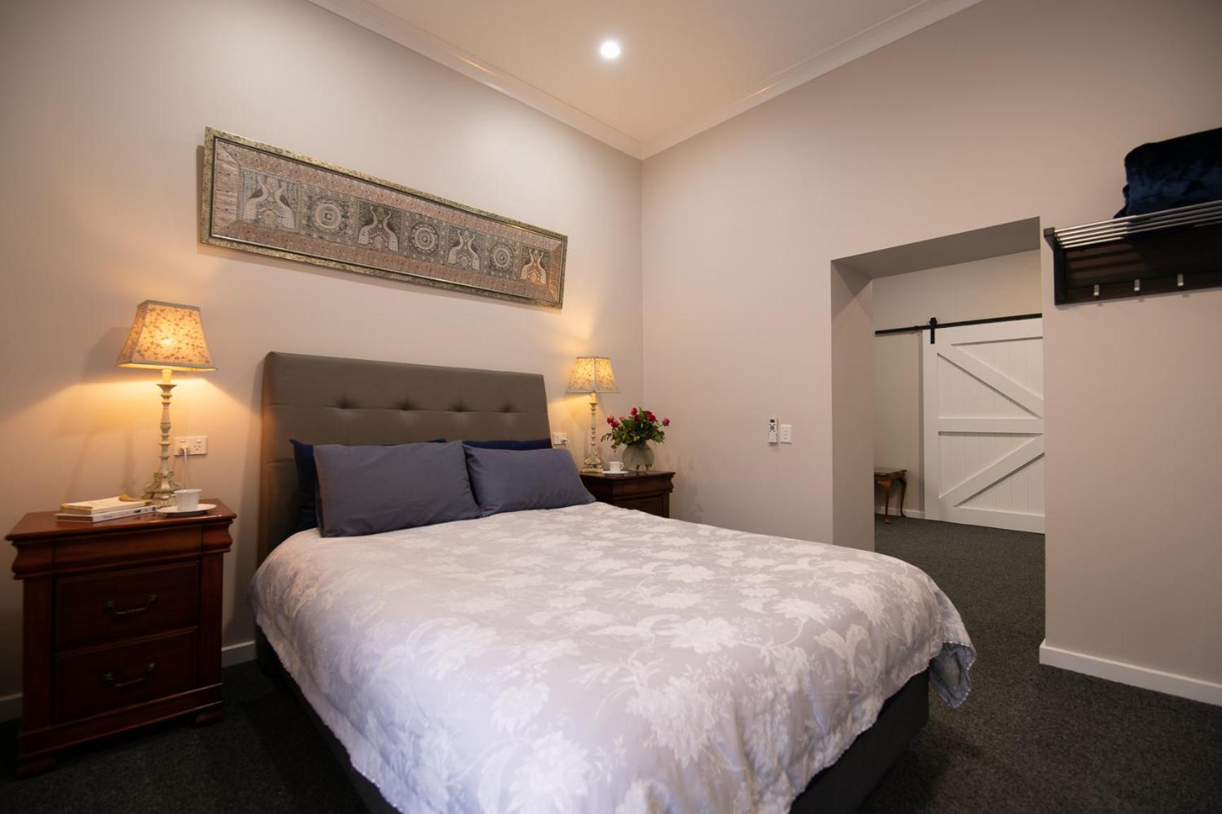 Deluxe Queen Room - Photo 15