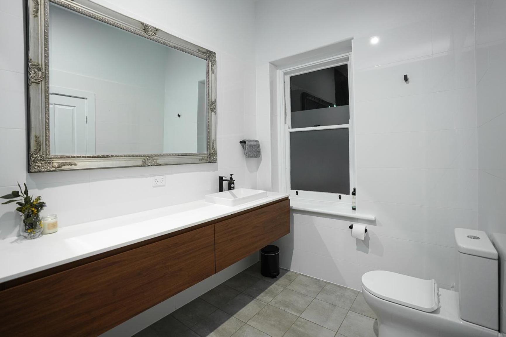 Deluxe Queen Room - Photo 9
