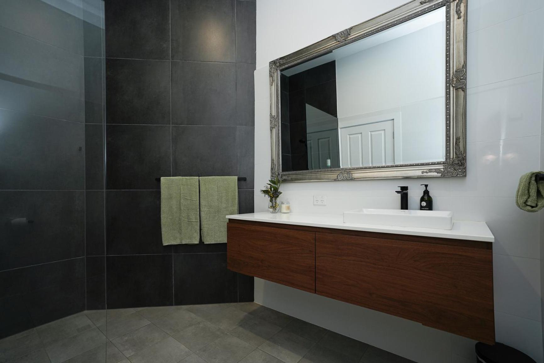 Deluxe Queen Room - Photo 11