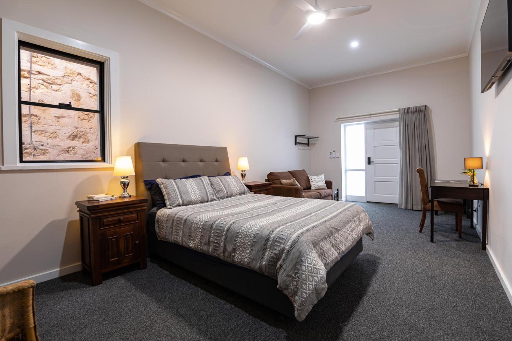 Deluxe Queen Room - Photo 10