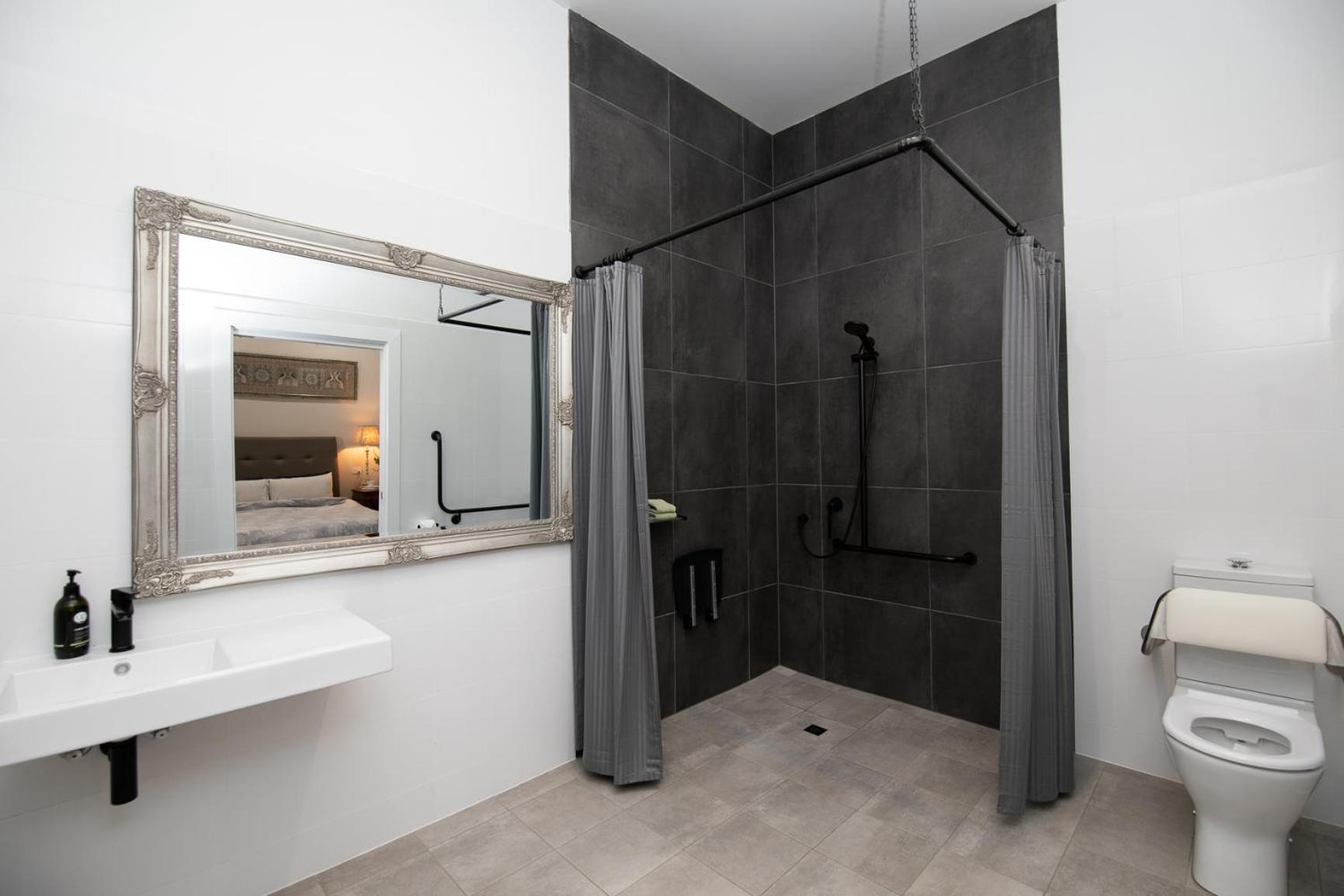 Deluxe Queen Room - Photo 14