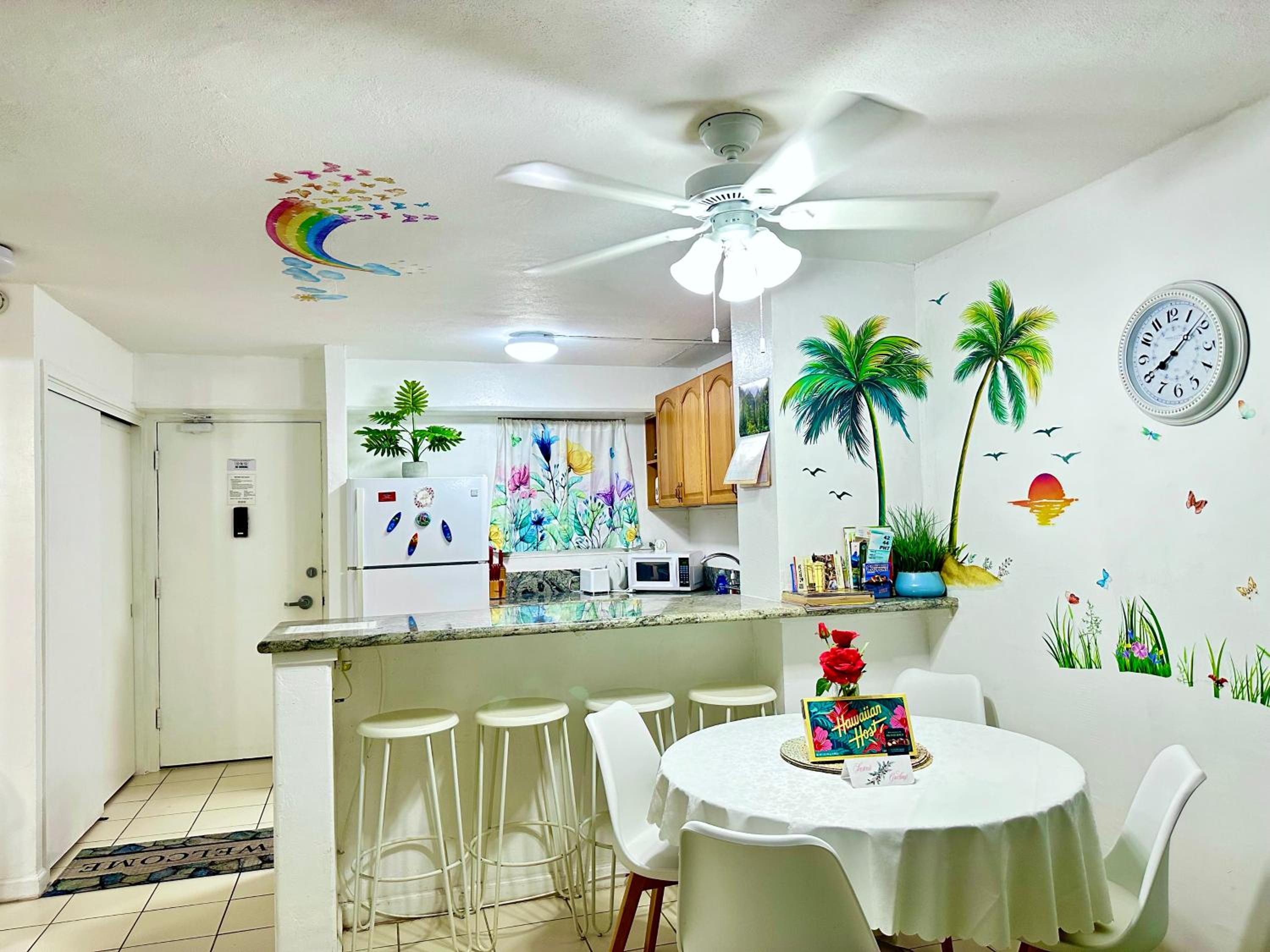 WAIKIKI 2 BEDROOMS, 1 BATH, FREE PARKING, SLEEP 6: Apartment with Pool View photo