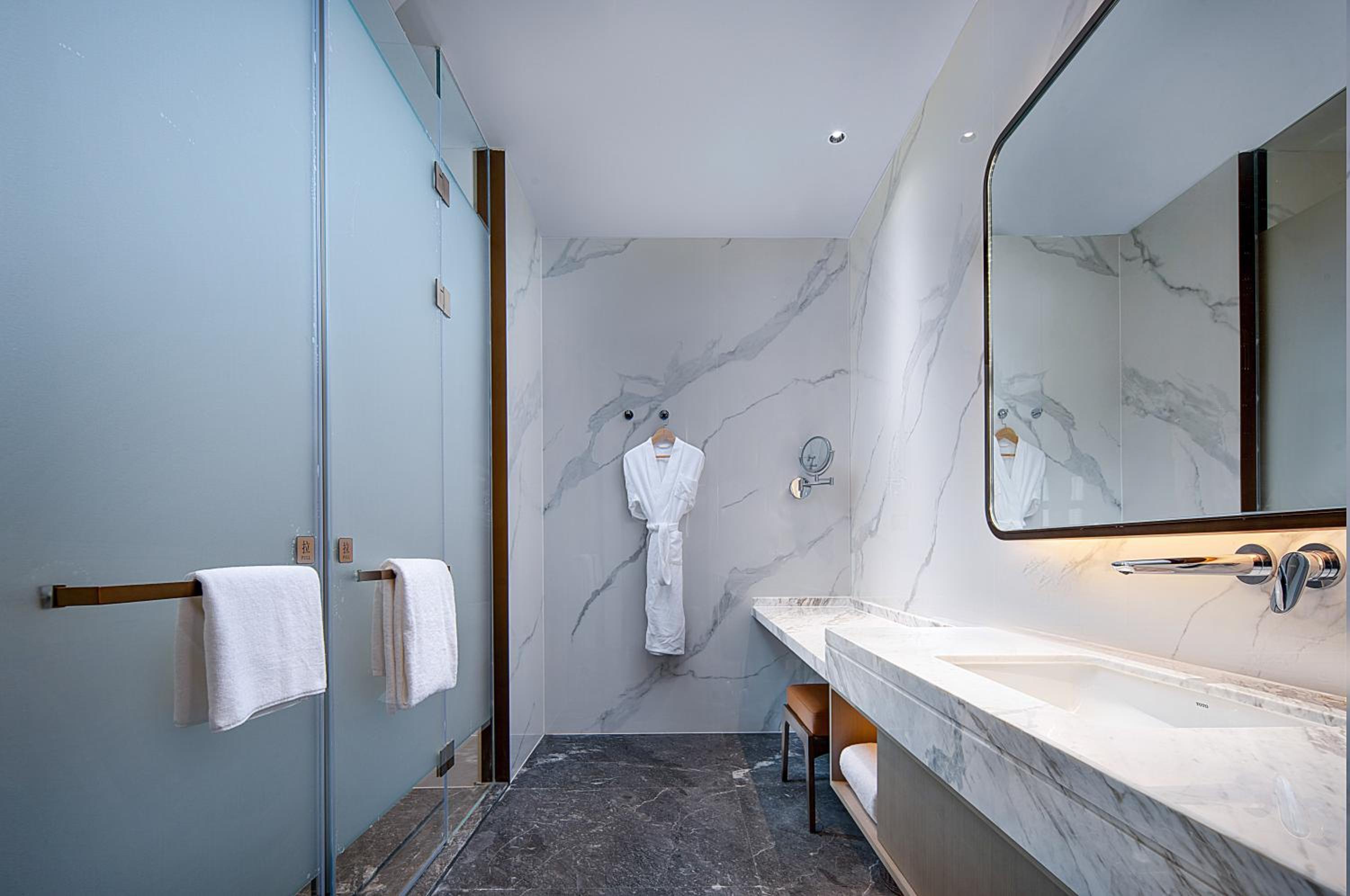 Deluxe Executive King Room photo 3