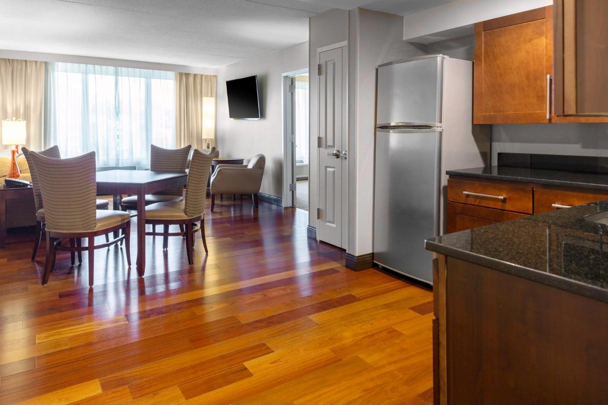 One-Bedroom Suite with Sofa Bed - High Floor photo 2