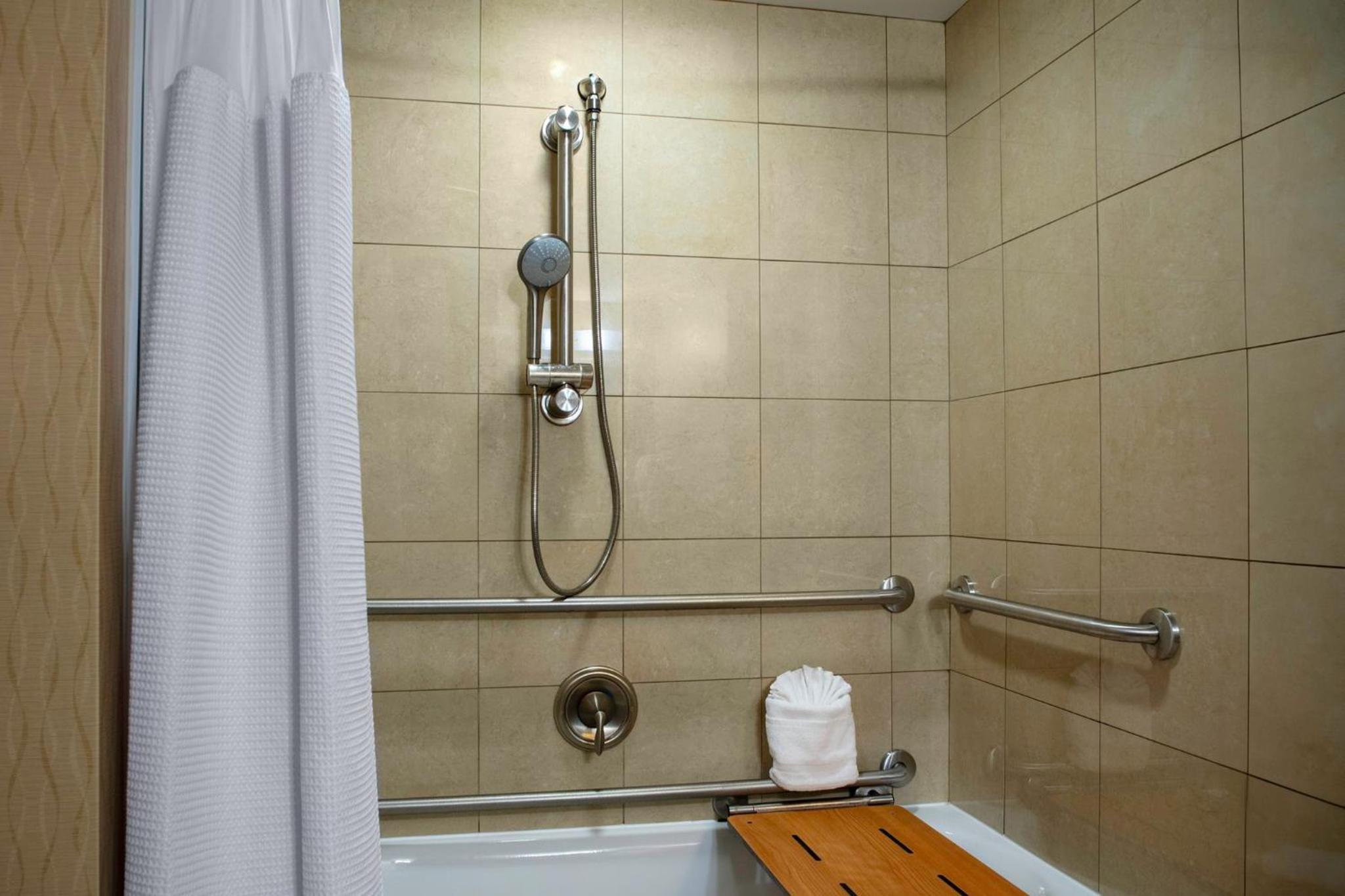 Queen Room with Two Queen Beds - Mobility Access Tub/Non-Smoking photo 3