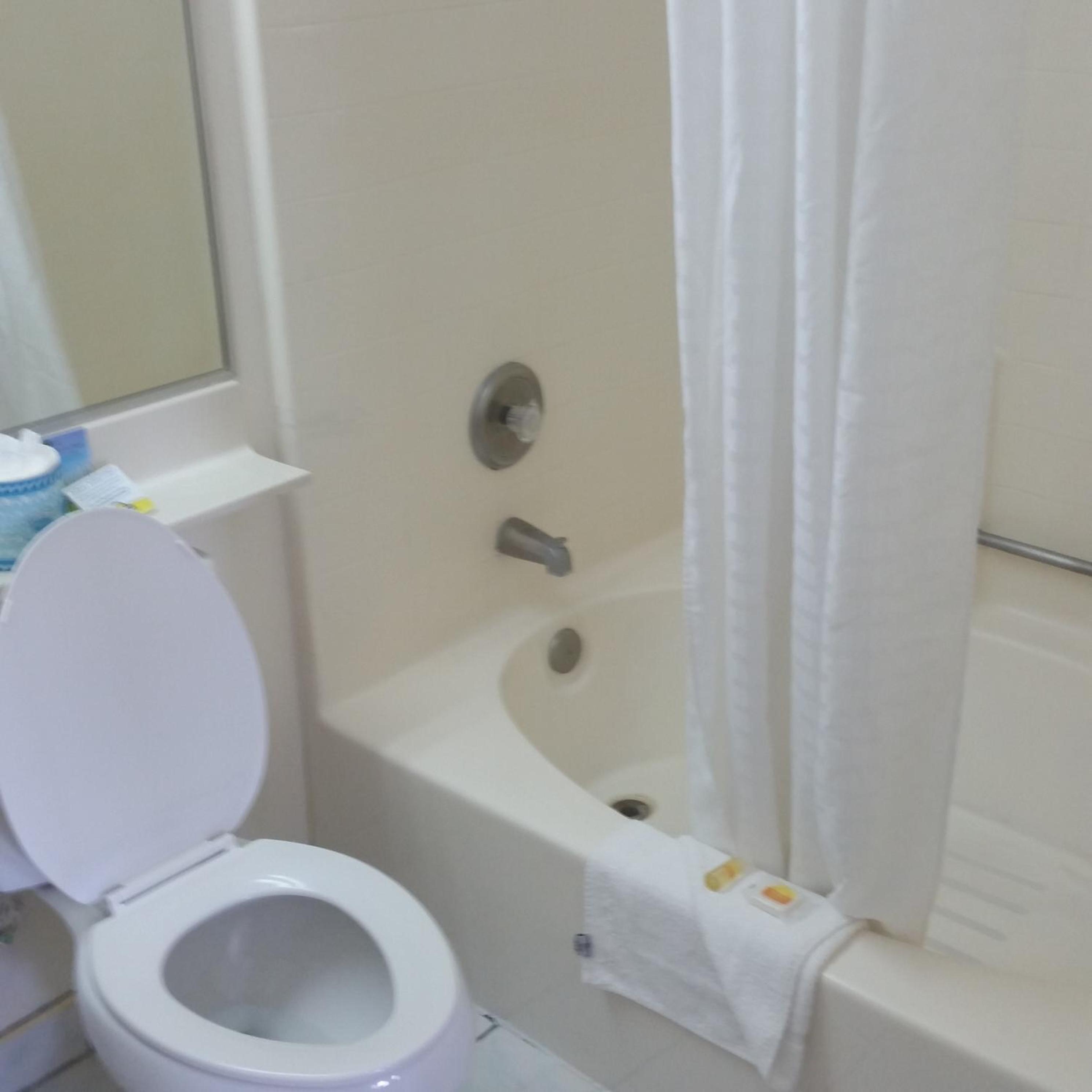 Queen Room with Two Queen Beds - Non-Smoking - Photo 3