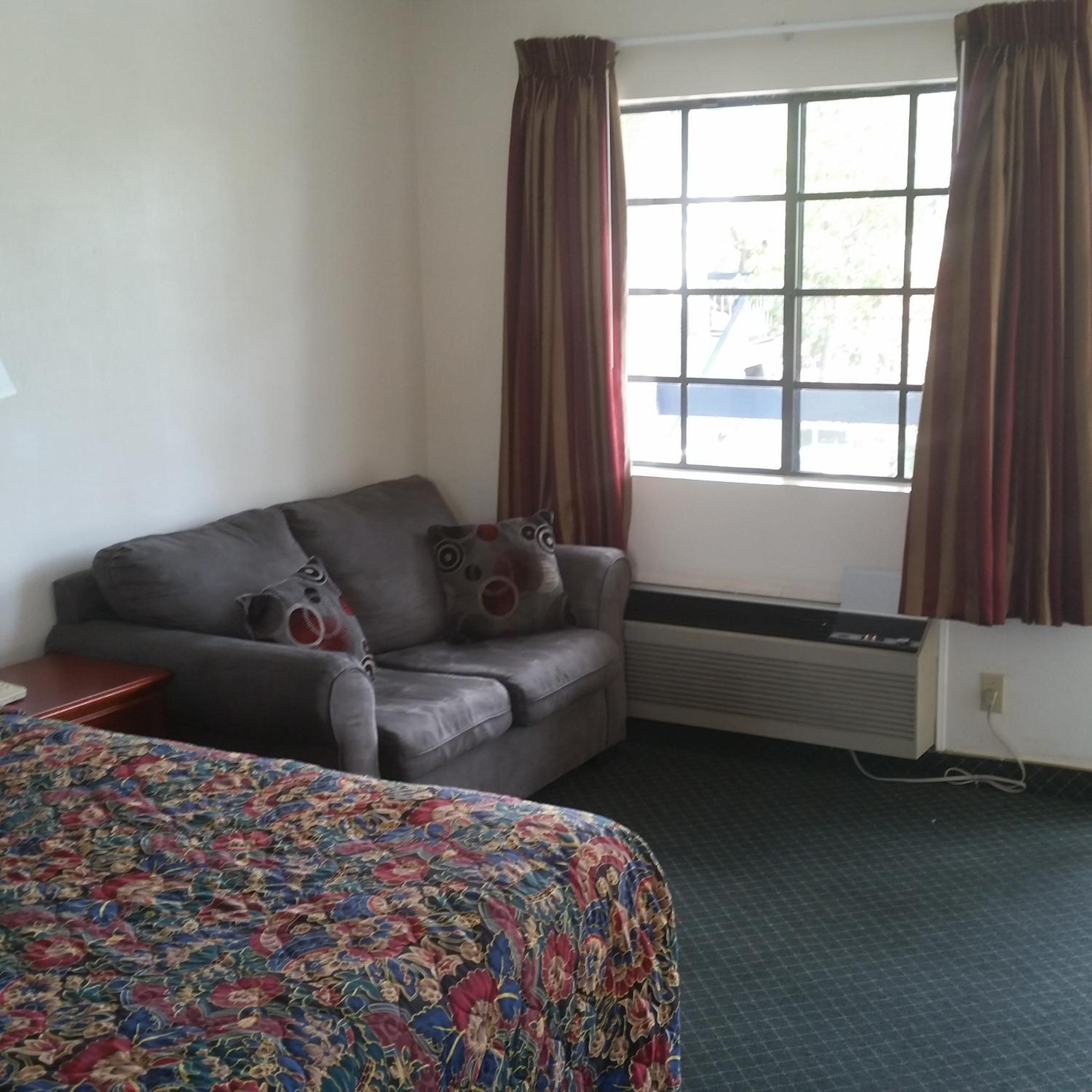 King Room - Non-Smoking - Photo 2