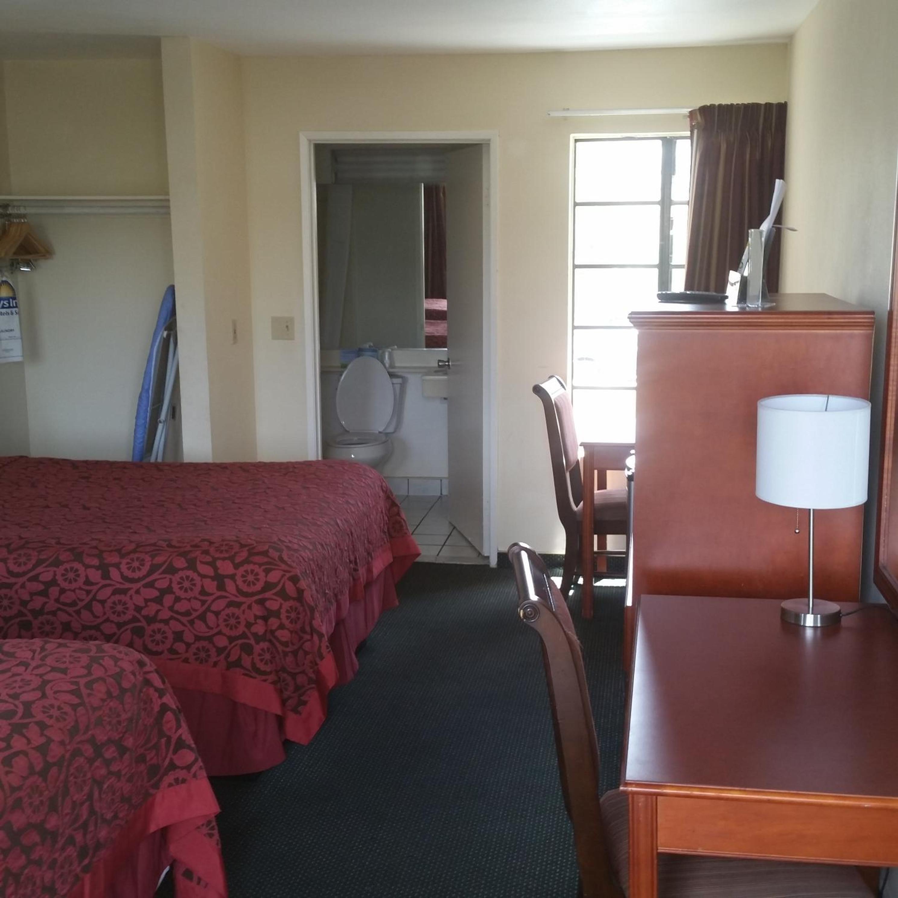 Queen Room with Two Queen Beds - Non-Smoking - Photo 4