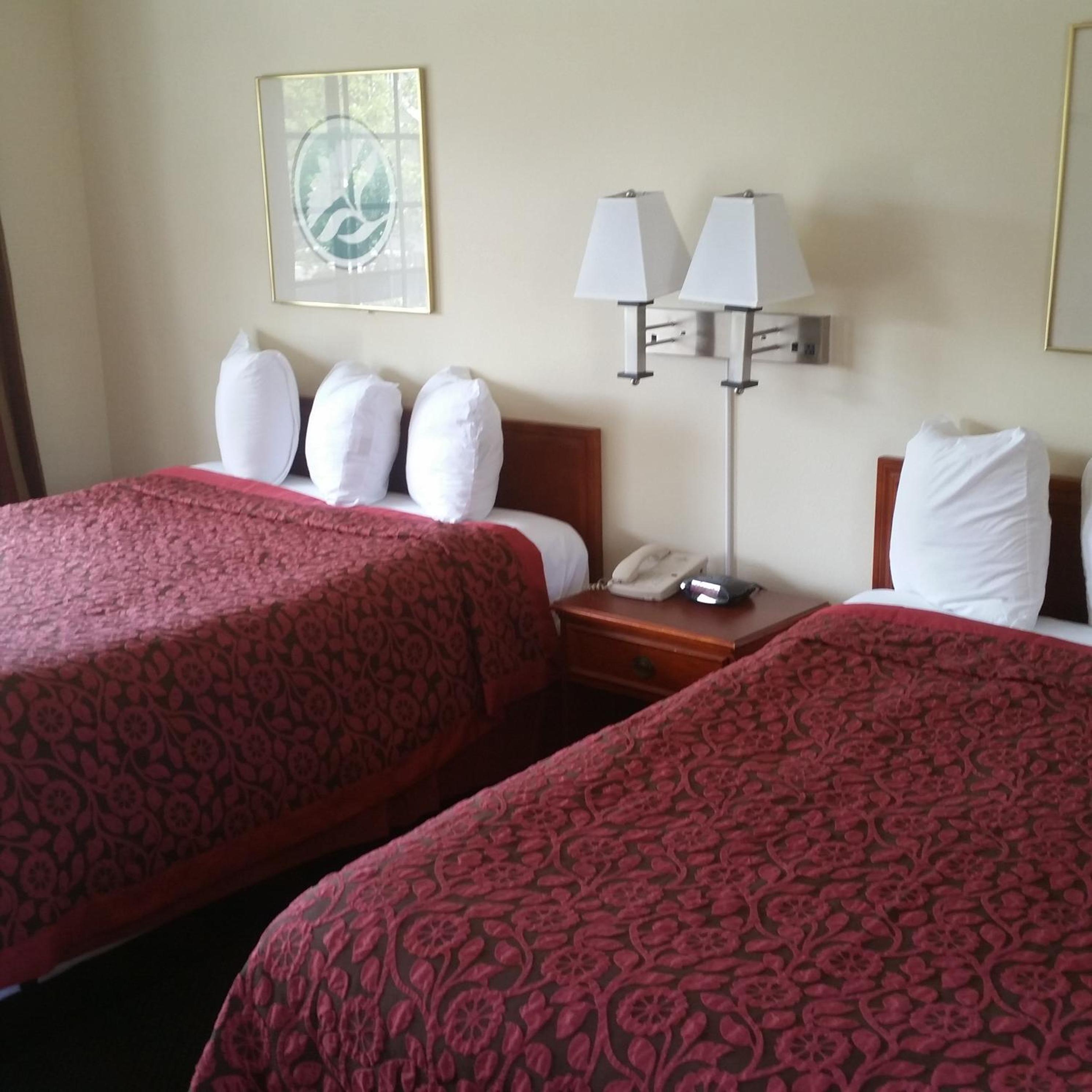 Queen Room with Two Queen Beds - Non-Smoking - Photo 1