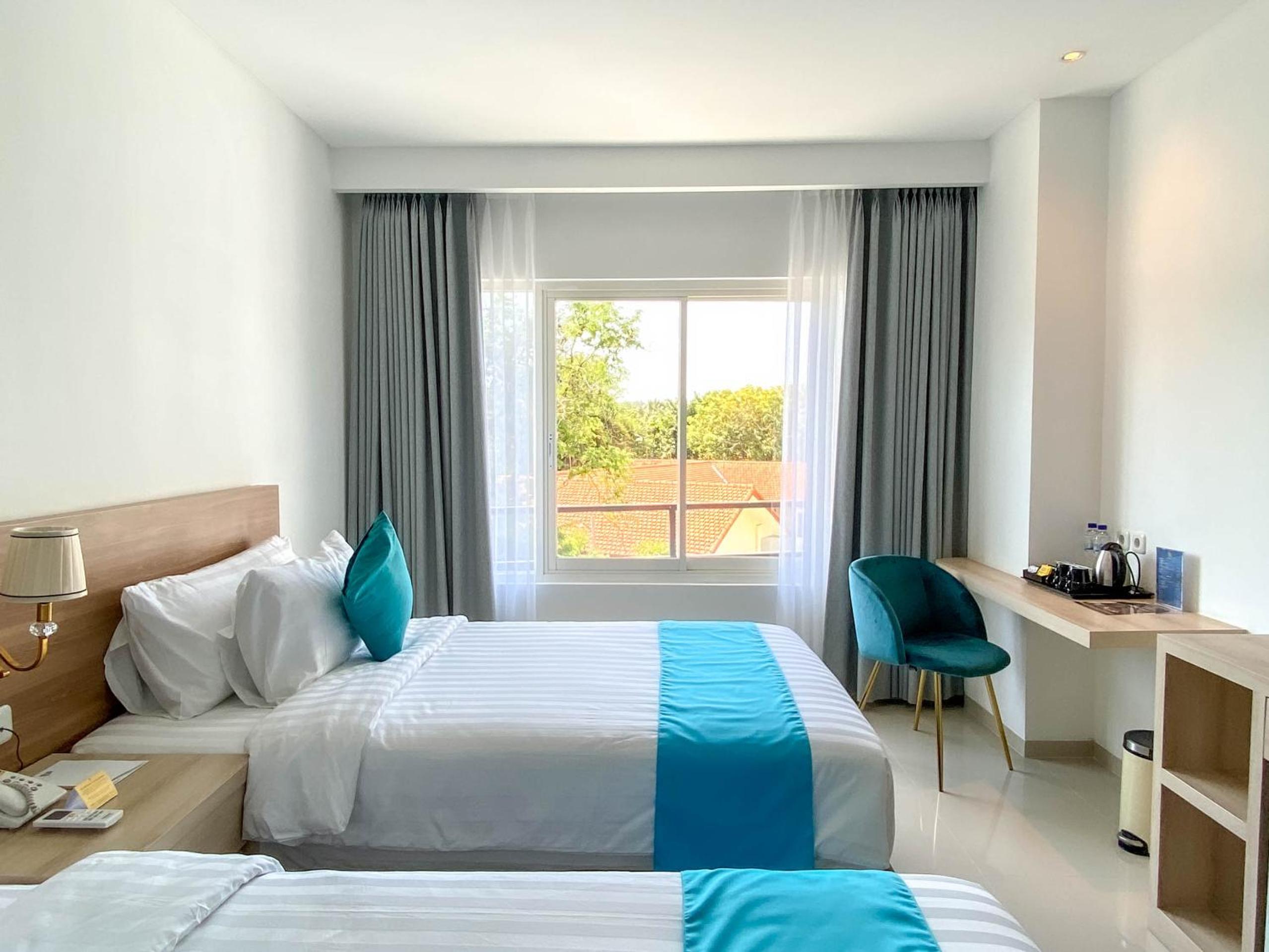 Grand Studio Twin Bed with Window City View - Photo 4