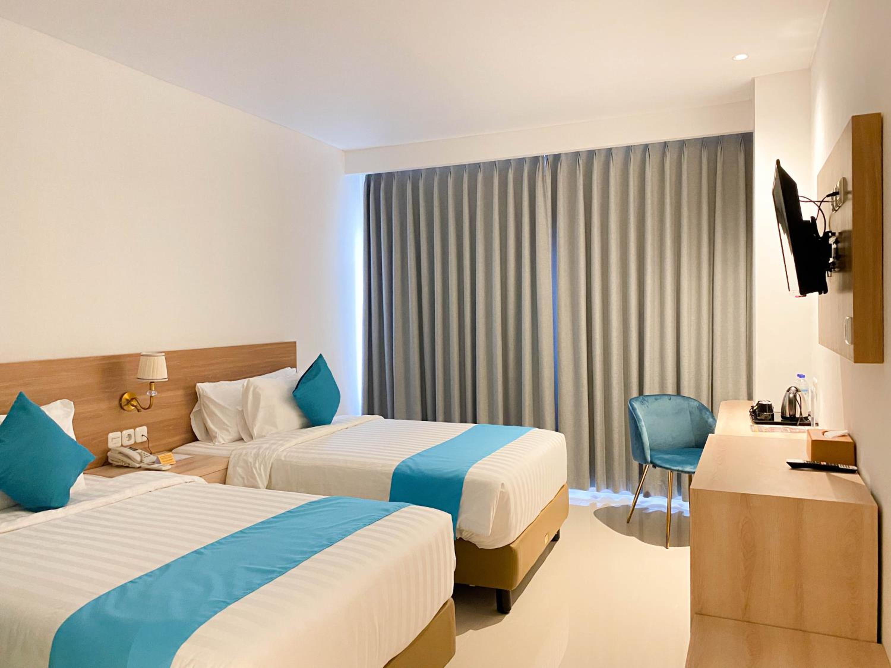 Grand Studio Twin Bed with Window City View - Photo 3