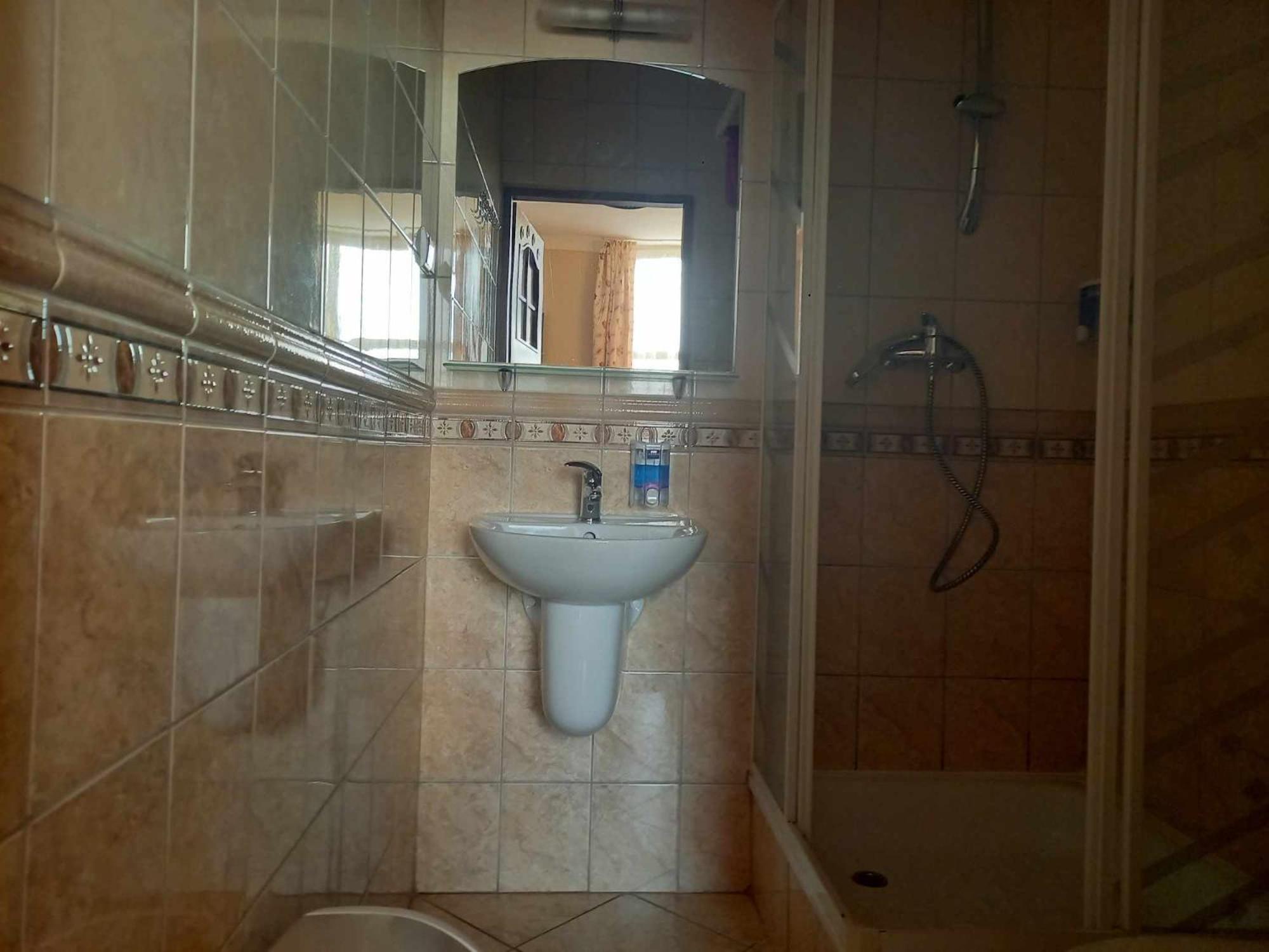 Twin Room with Private Bathroom photo 2