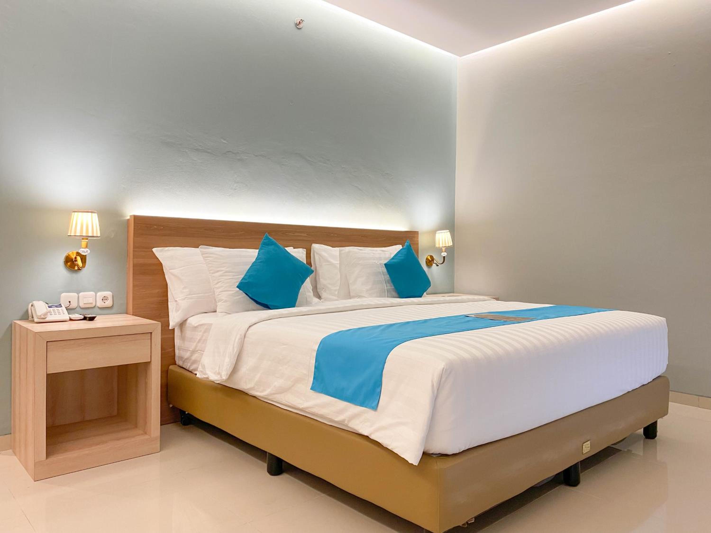 Premier Single Bed Seaview with Balcony photo 2