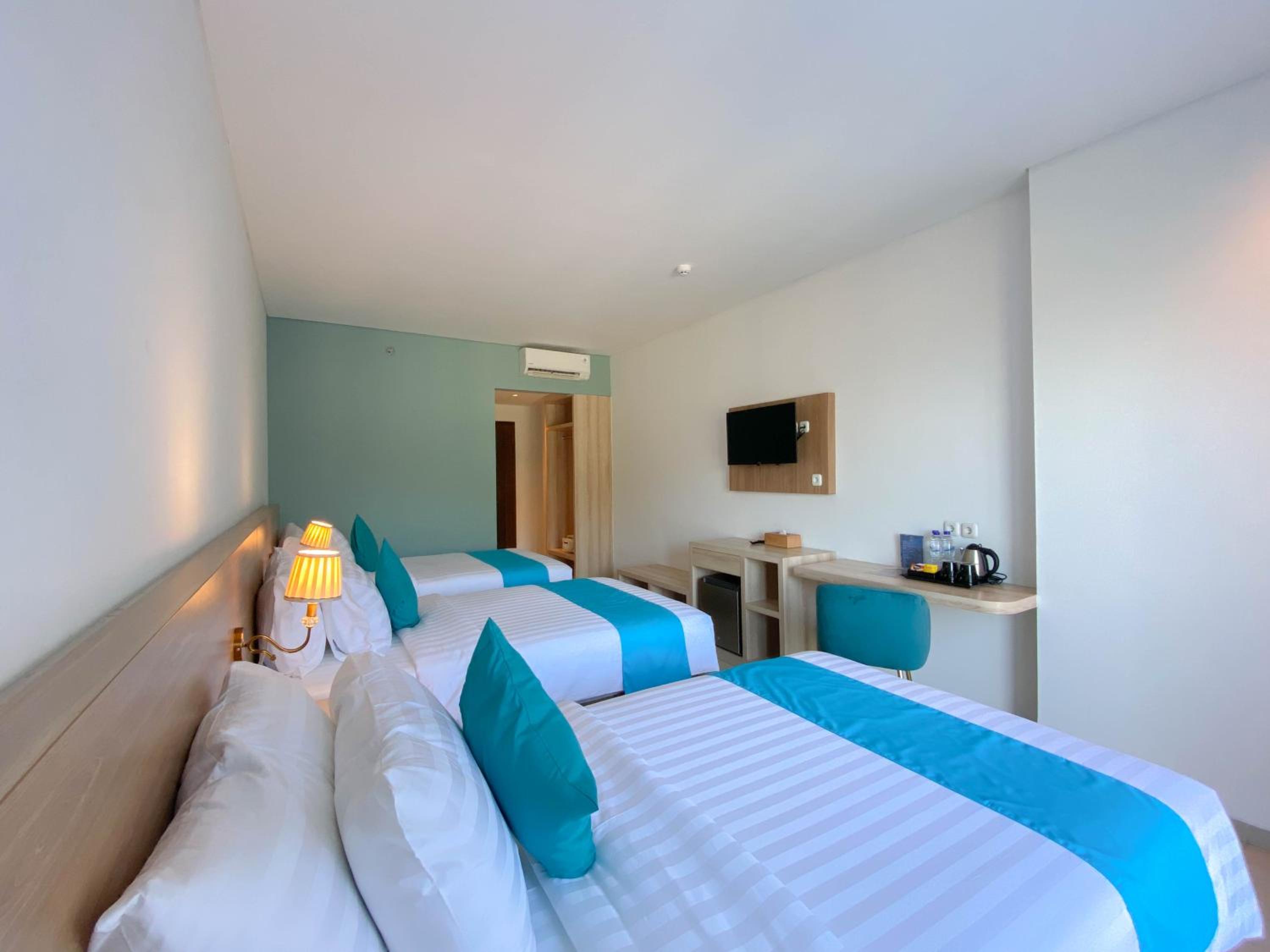 Premier Triple Bed Seaview with Balcony - Photo 2