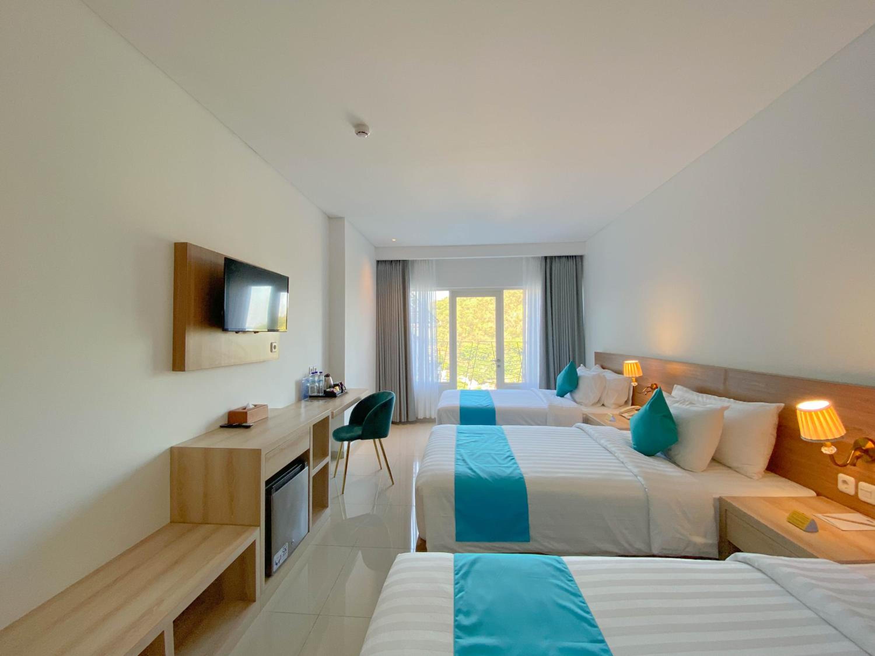 Premier Triple Bed Seaview with Balcony - Photo 3