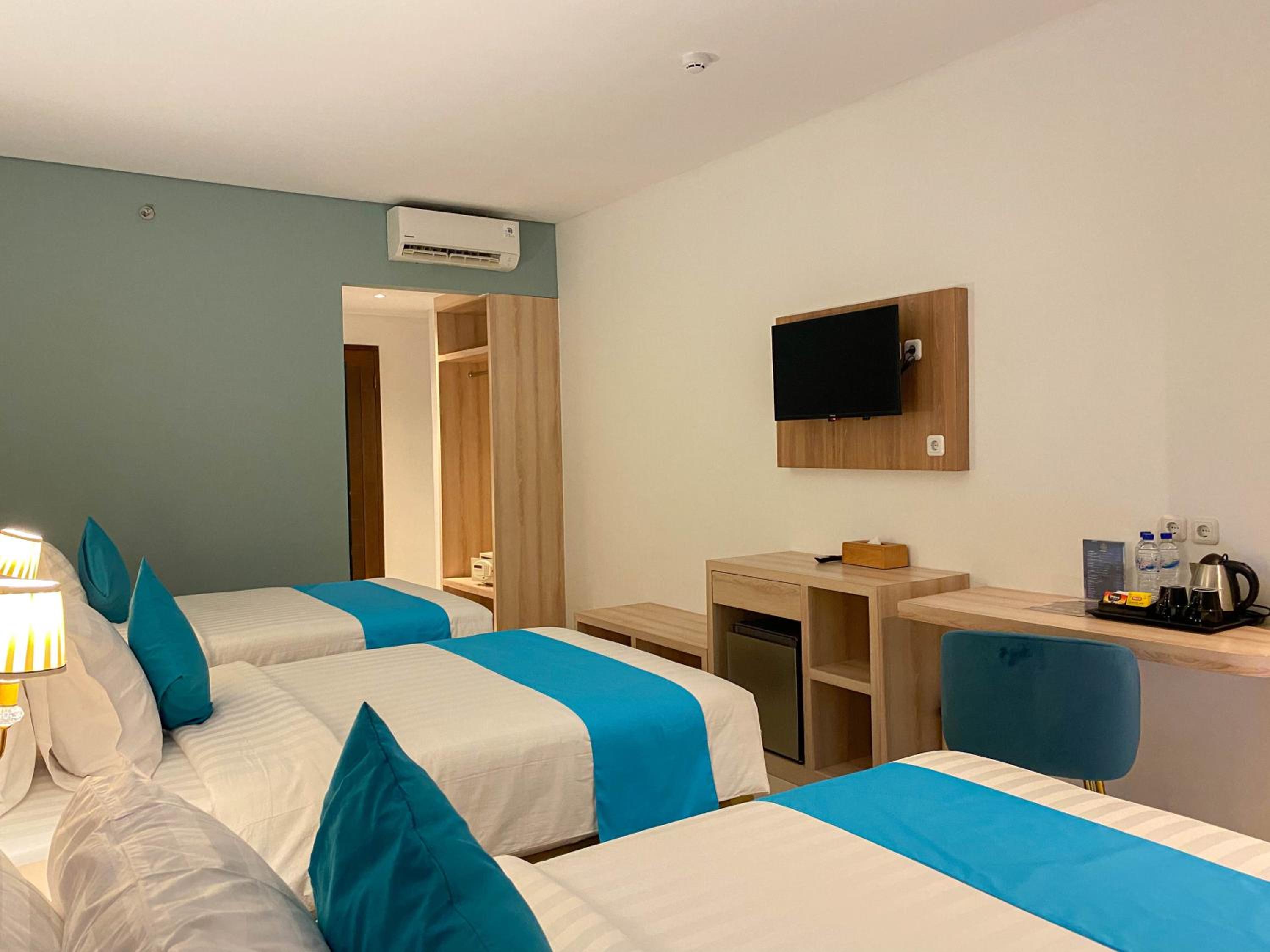 Premier Triple Bed Seaview with Balcony - Photo 4