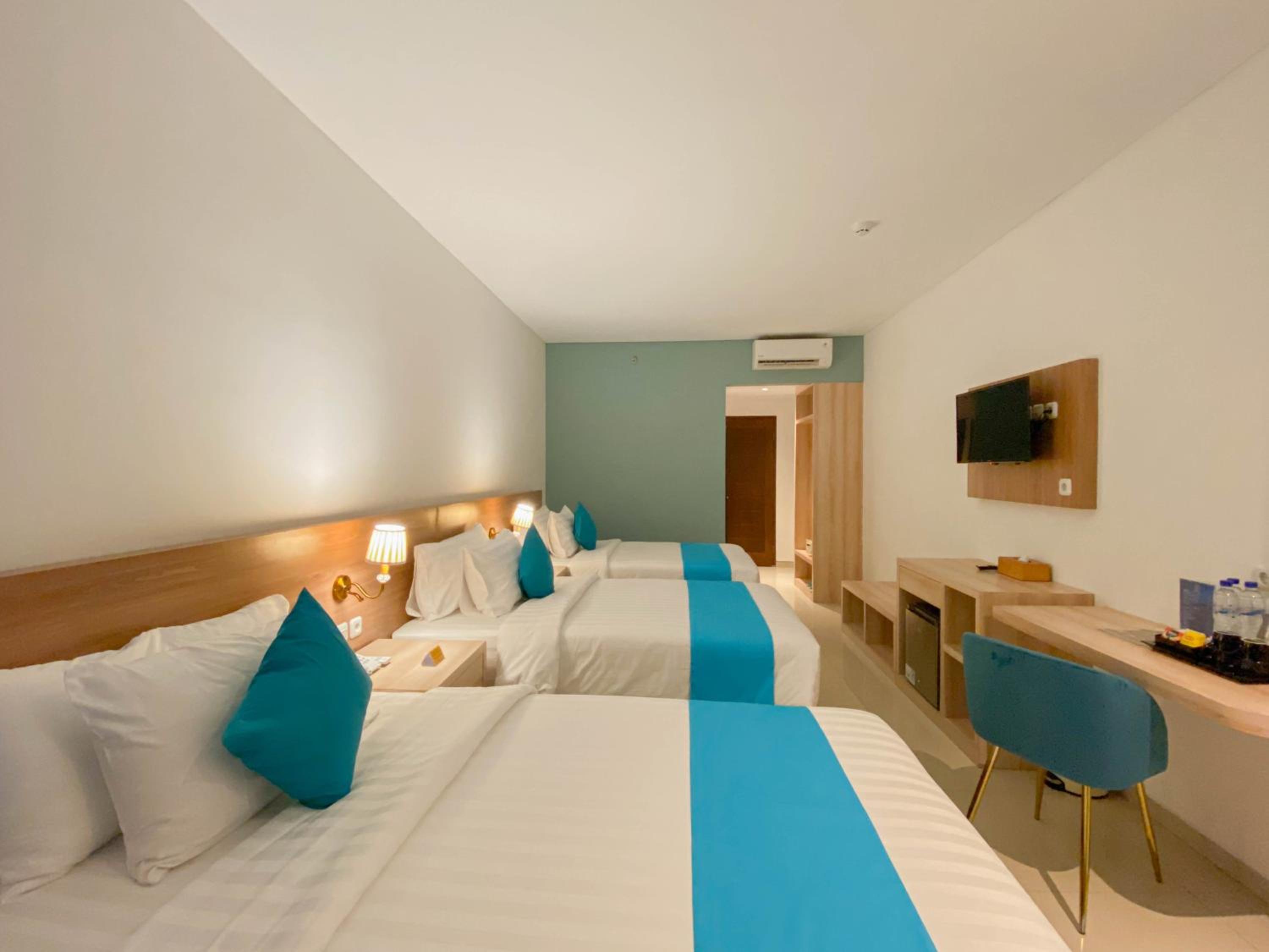 Premier Triple Bed Seaview with Balcony - Photo 5