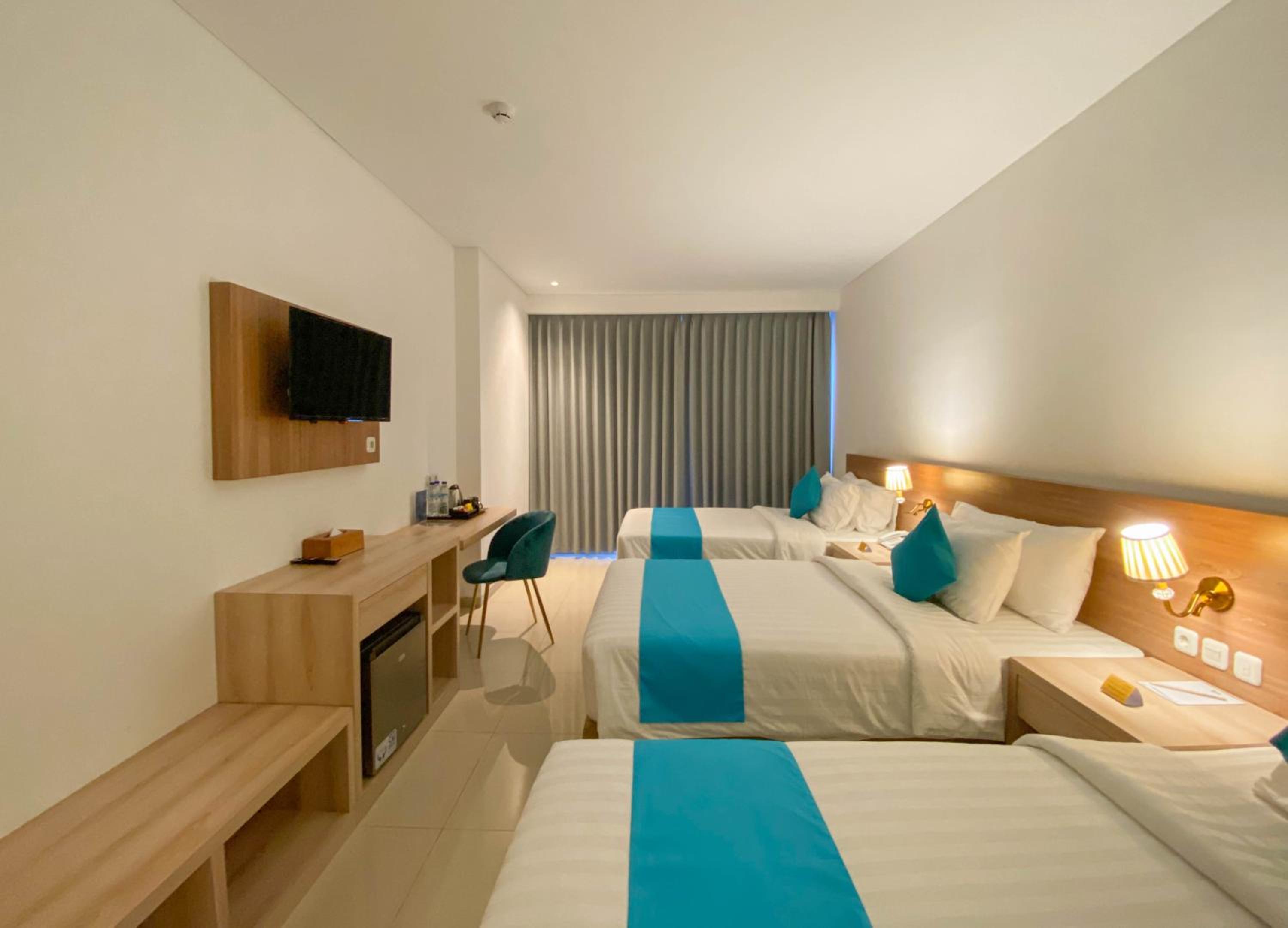 Premier Triple Bed Seaview with Balcony - Photo 6