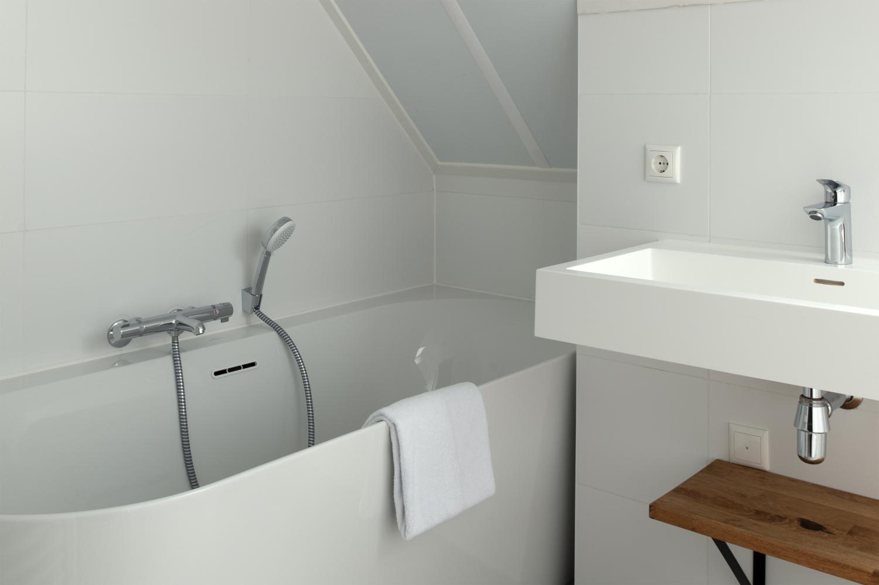 Water Home Four Bedrooms - Photo 6
