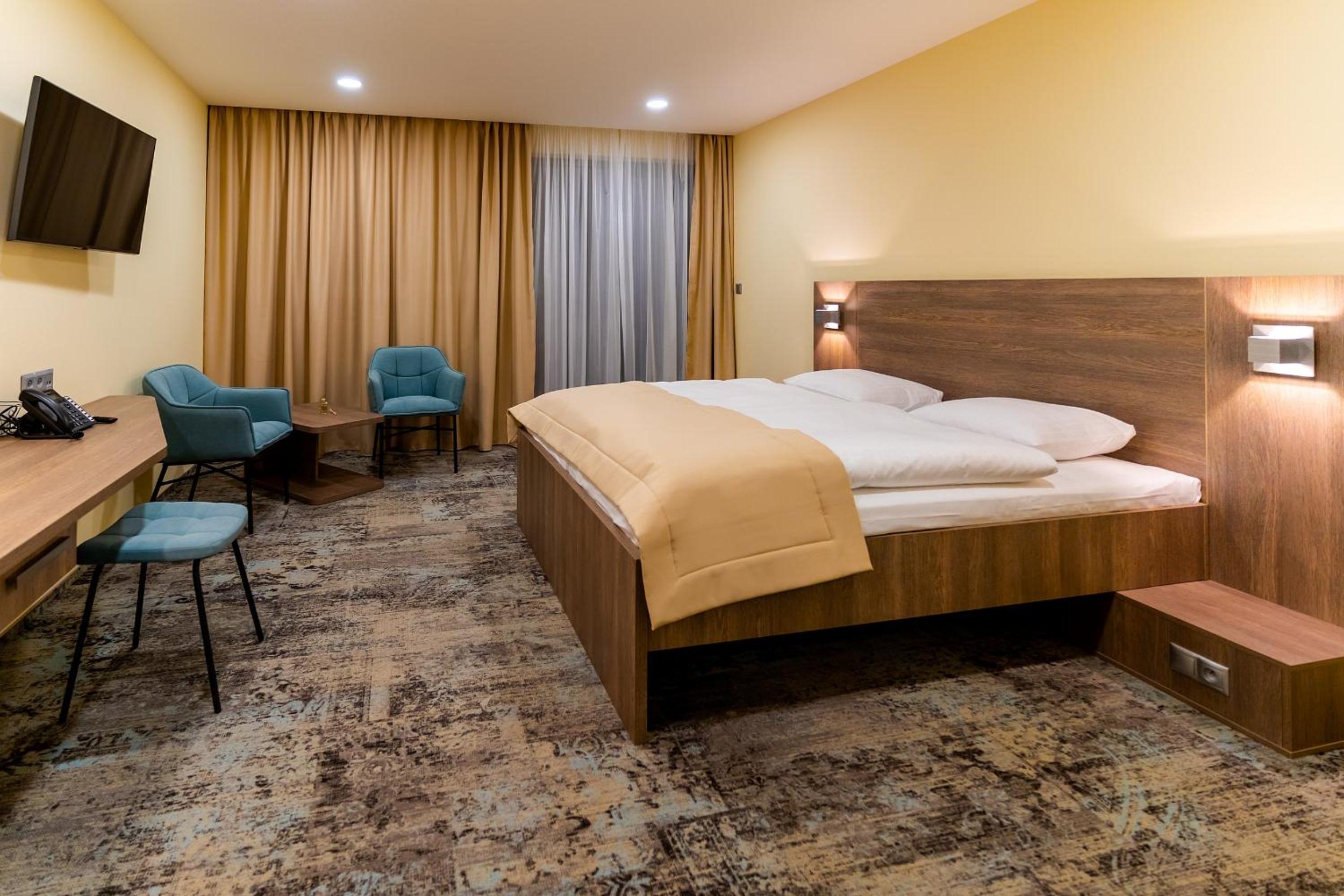 Double or Twin Room with Mountain View - Photo 3