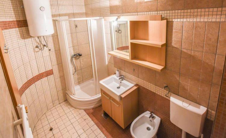 One-Bedroom Apartment - Photo 2