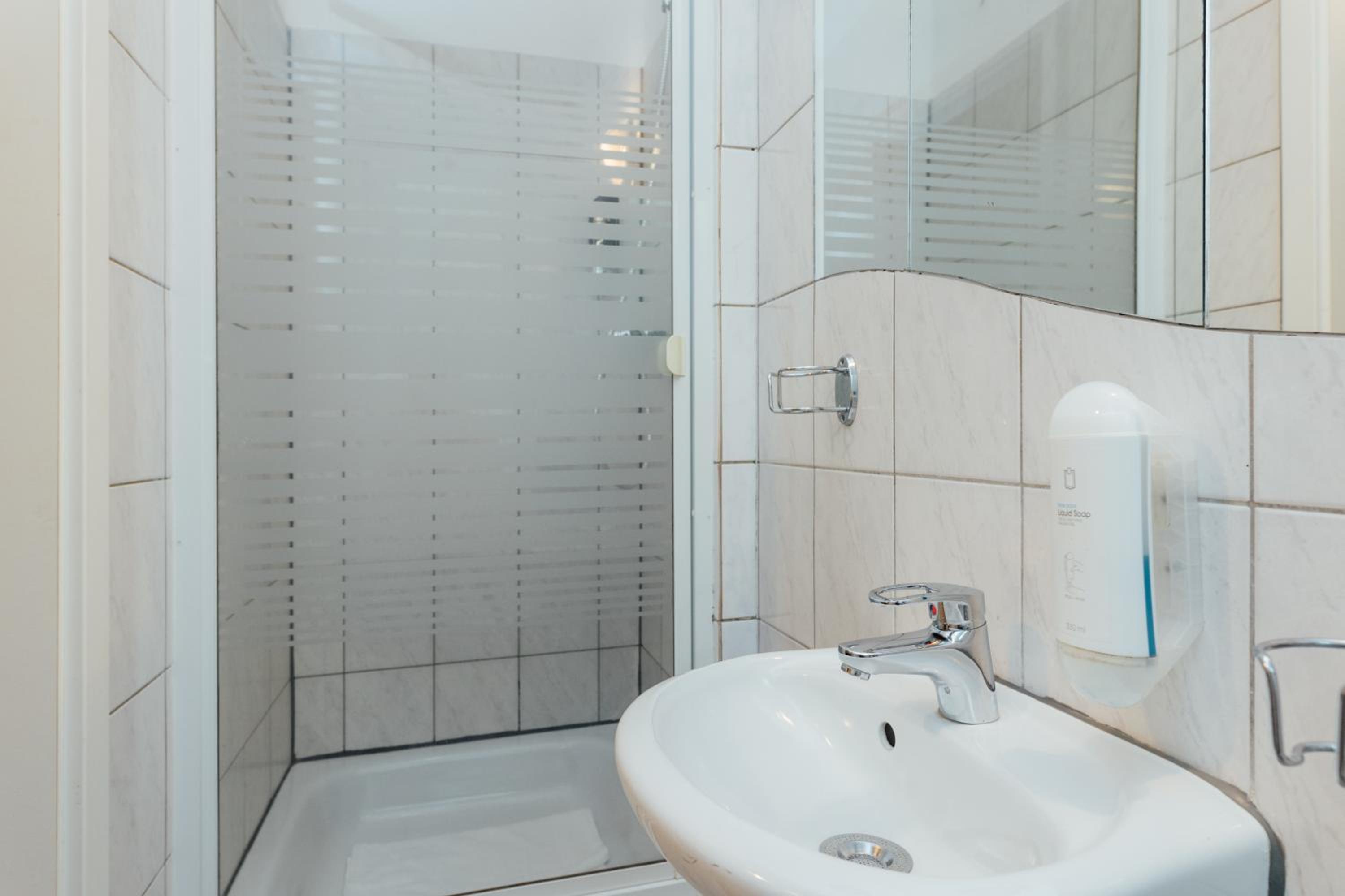 Standard Double Room - Photo 6