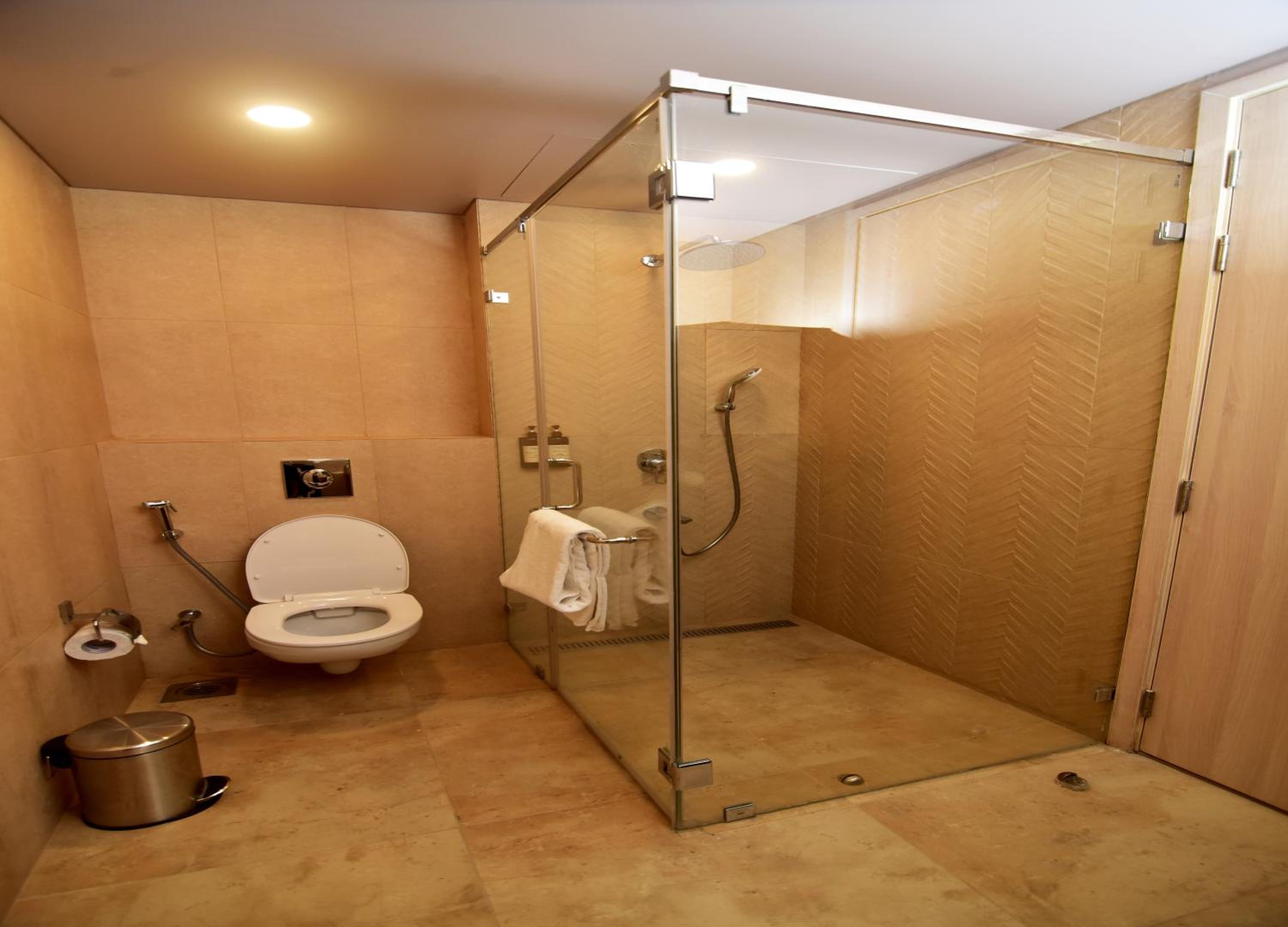 1 Bedroom, and Living room with Golf View 713 sqft, 1 X Ensuite at Iconic photo 2