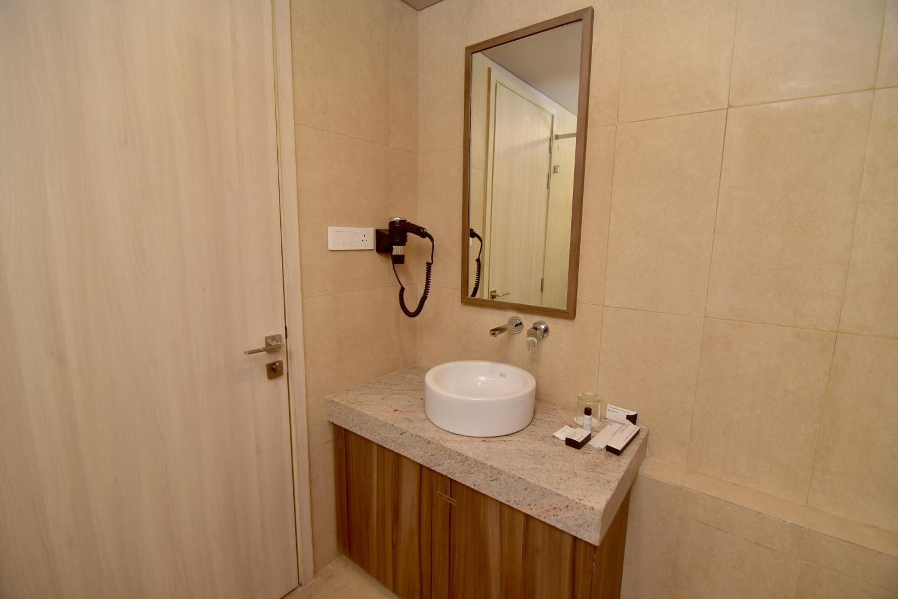 1 Bedroom, and Living room with Golf View 713 sqft, 1 X Ensuite at Iconic photo 3