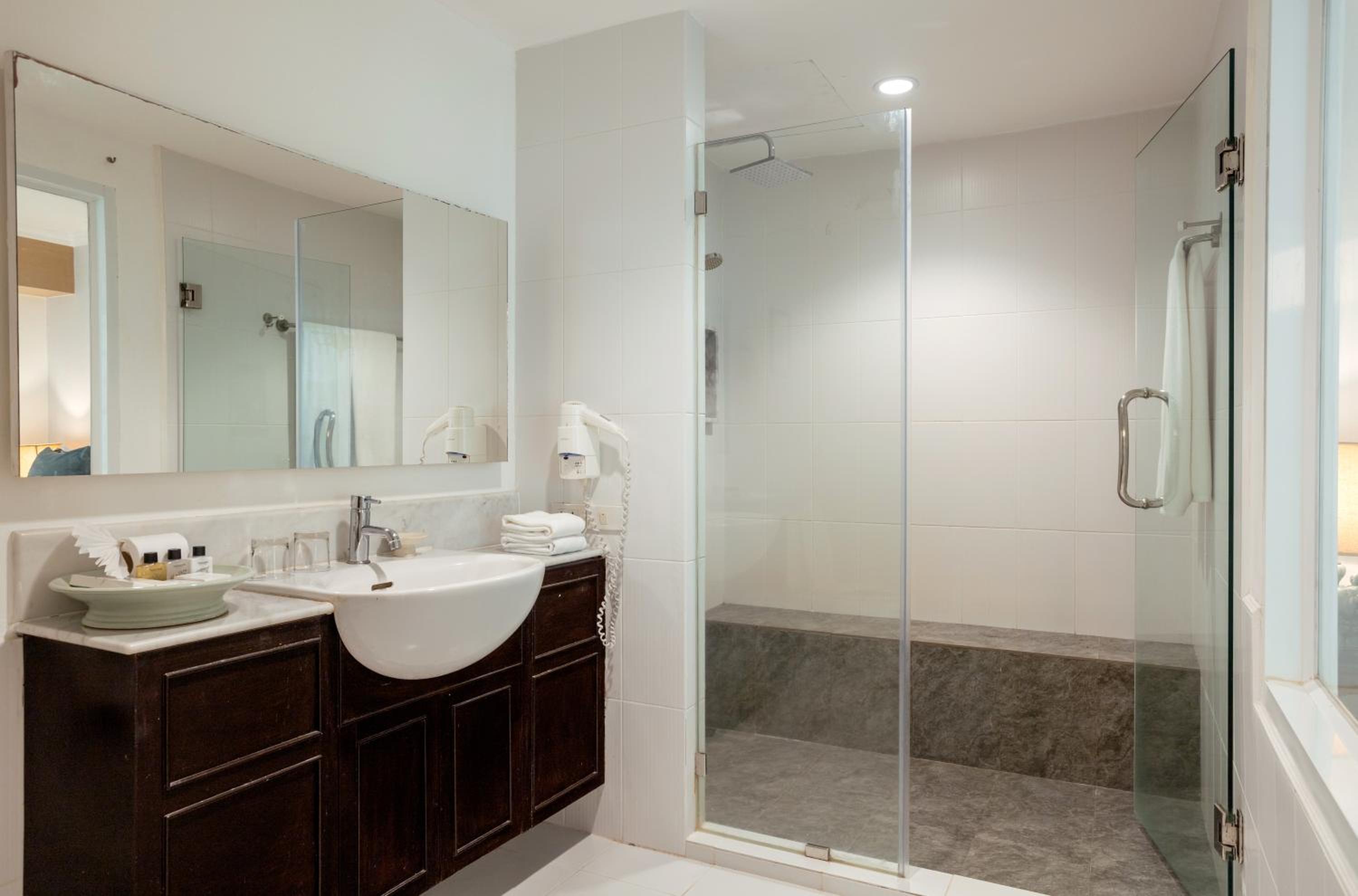 Two Bedroom Family Suite - Photo 3