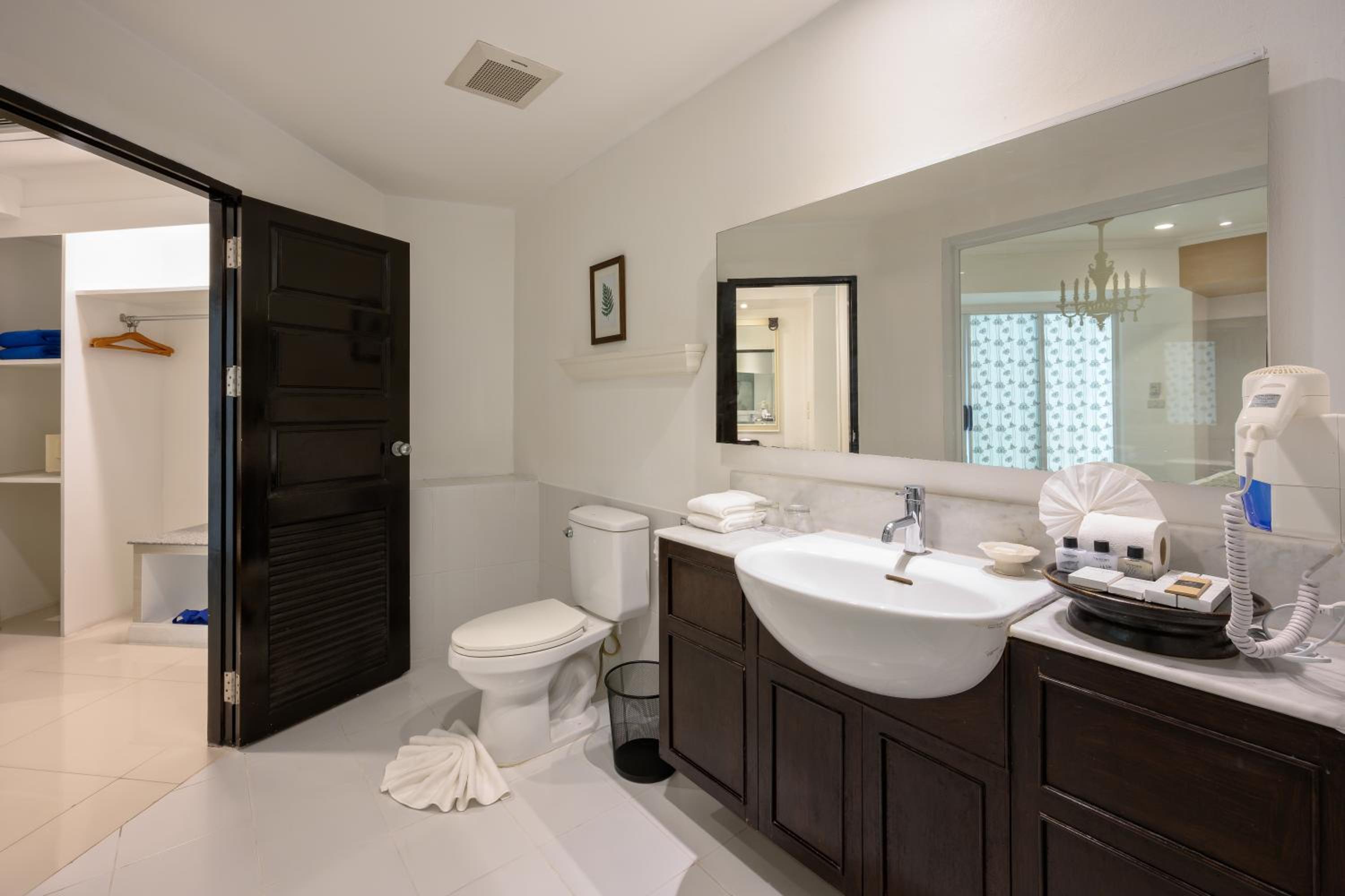 Two Bedroom Family Suite - Photo 8