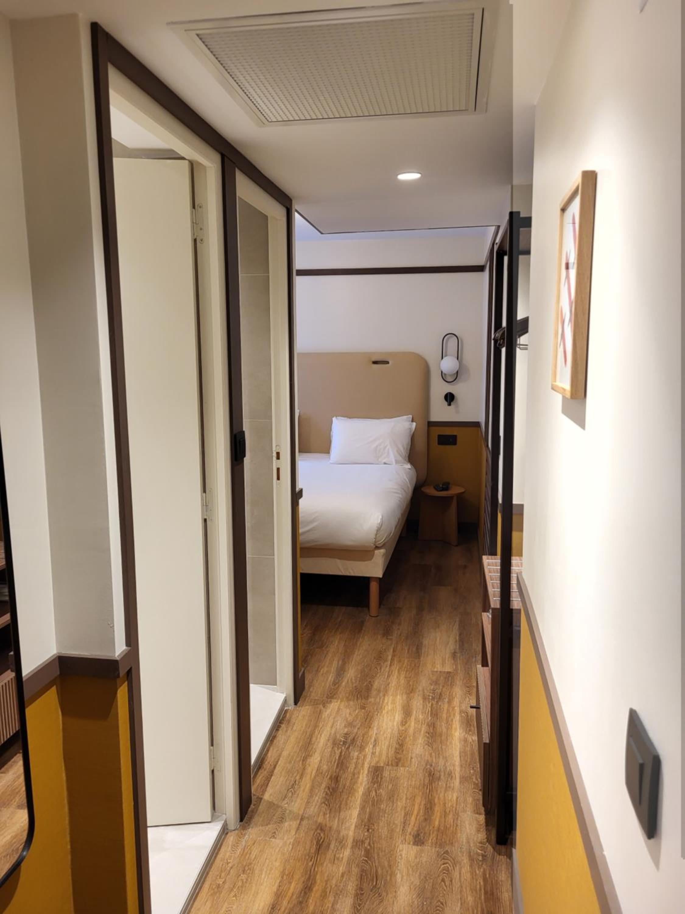 Junior Suite with Queen Bed and Sofa Bed - Non-Smoking photo 3