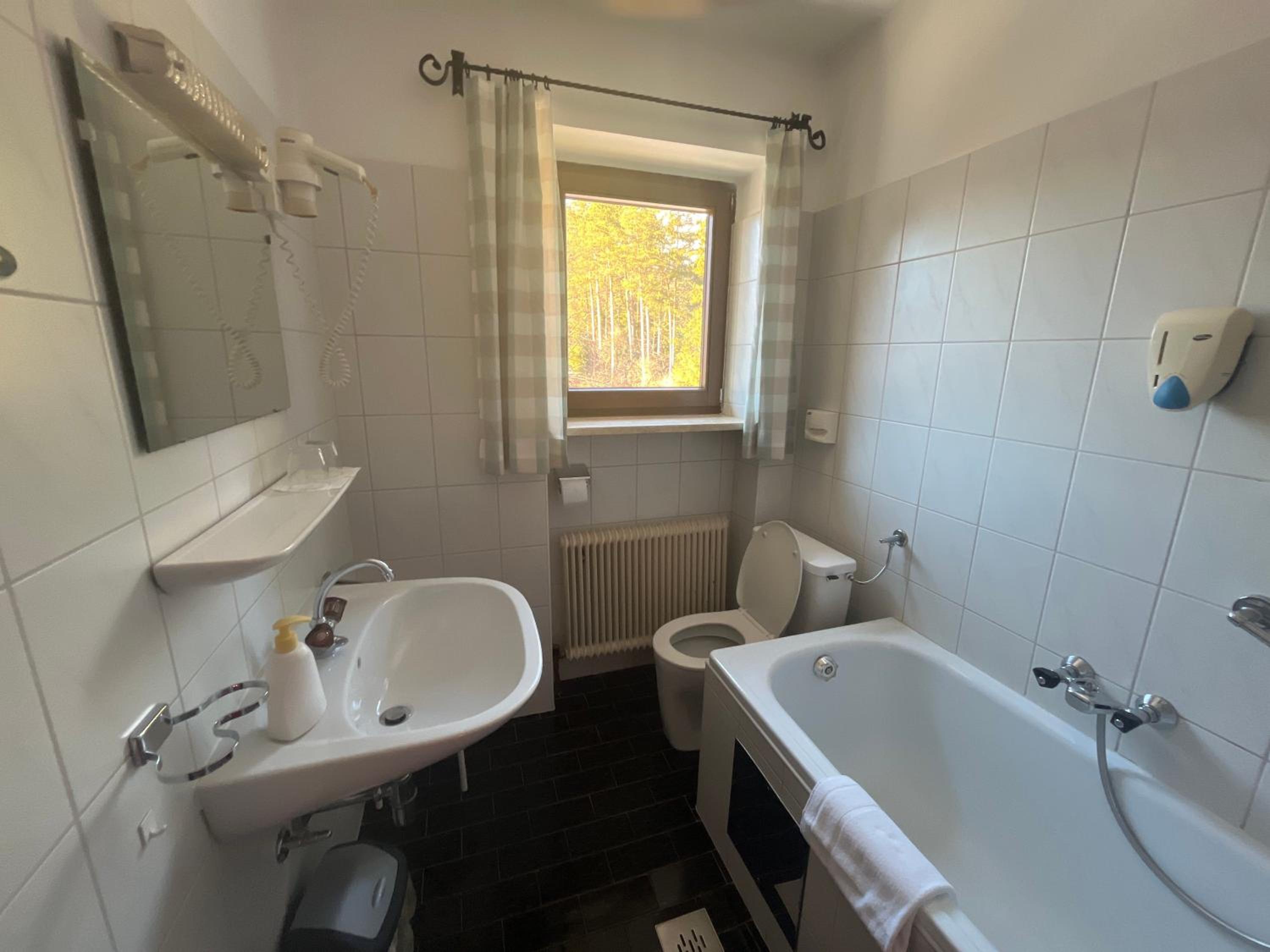 Family Room with Private Bathroom photo 3
