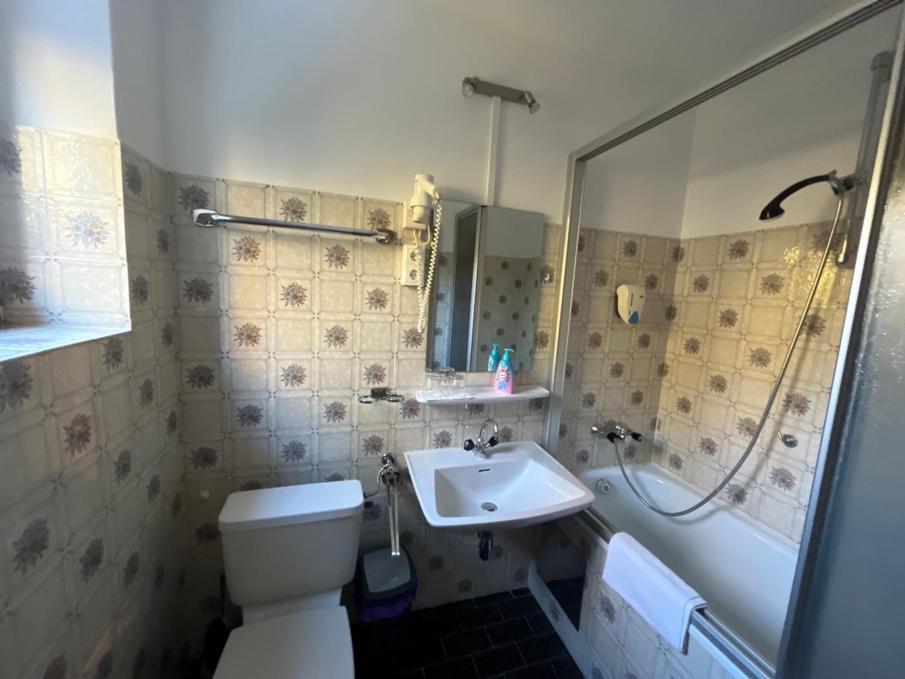 Family Room with Private Bathroom photo 3