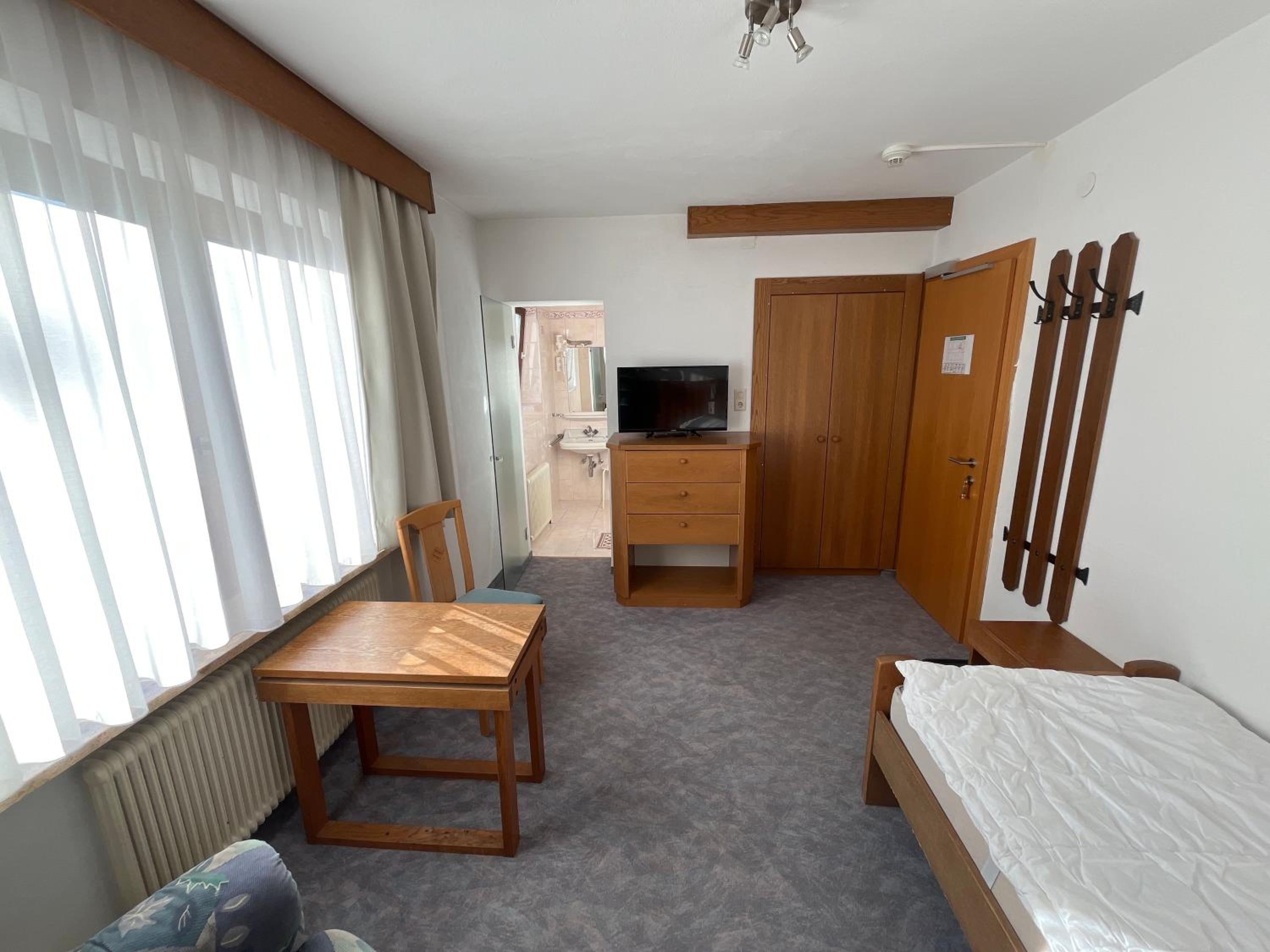 Single Room with Private Bathroom photo 3