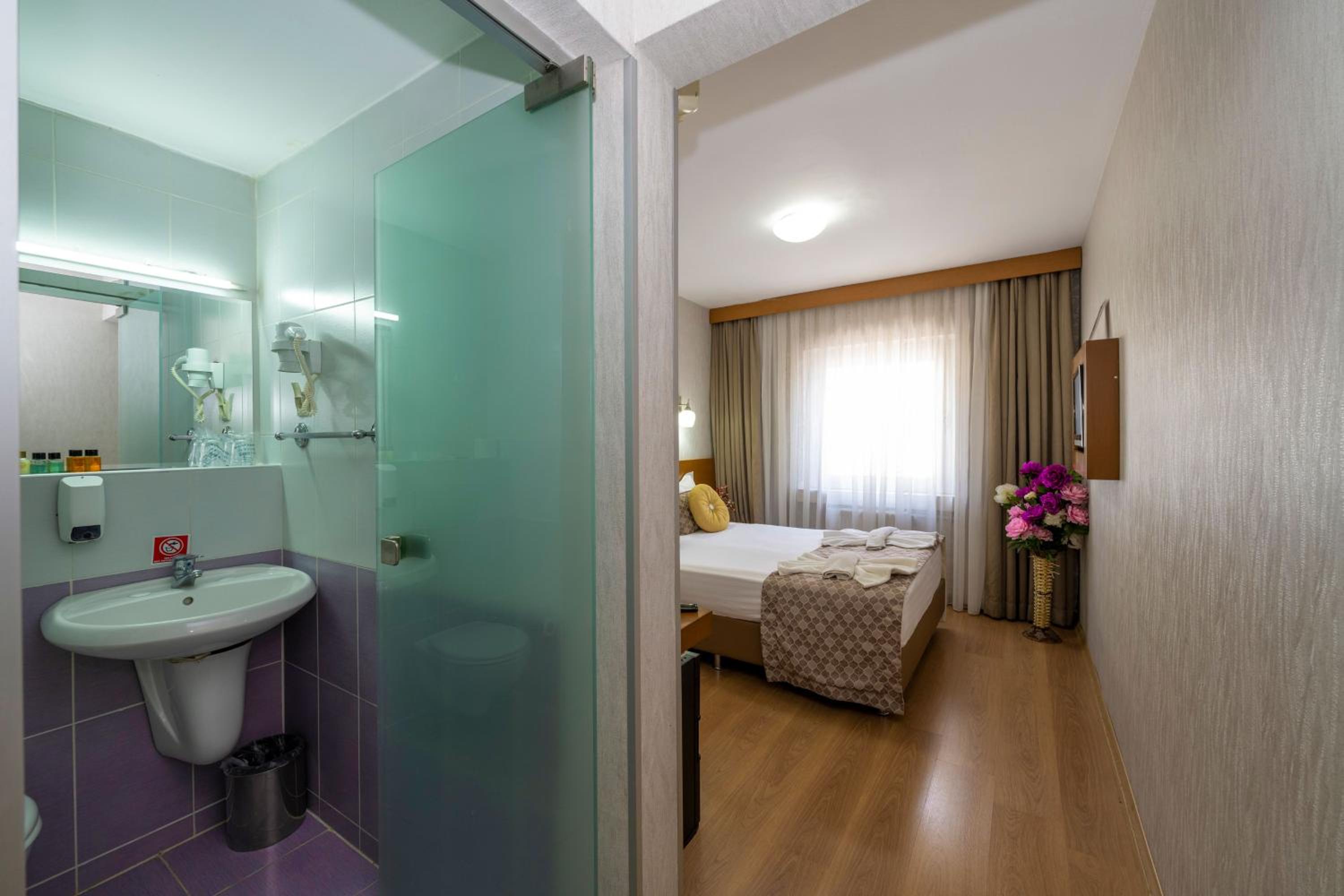 Standard Triple Room photo 2