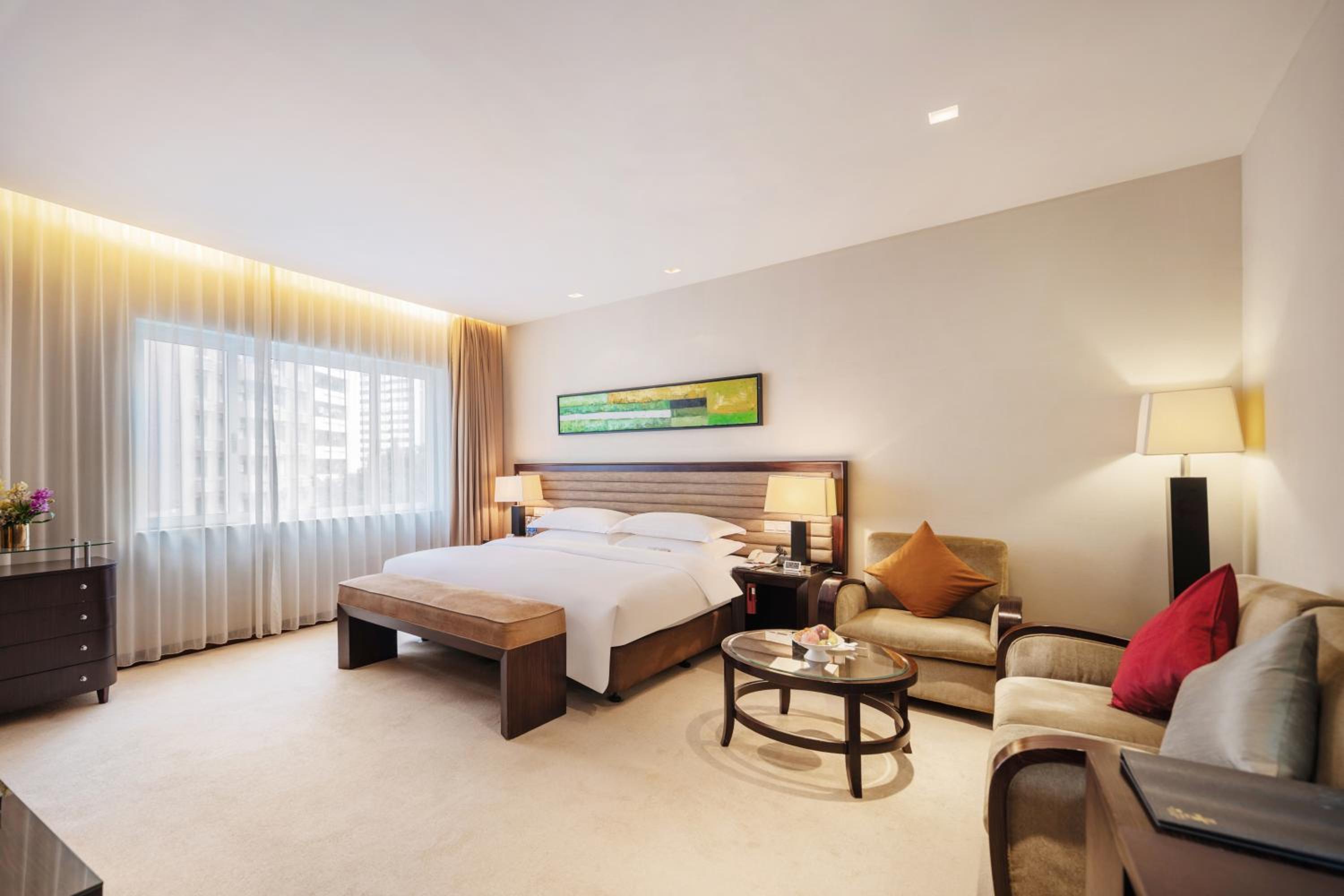 Executive Deluxe Queen Room with Club Floor Benefit