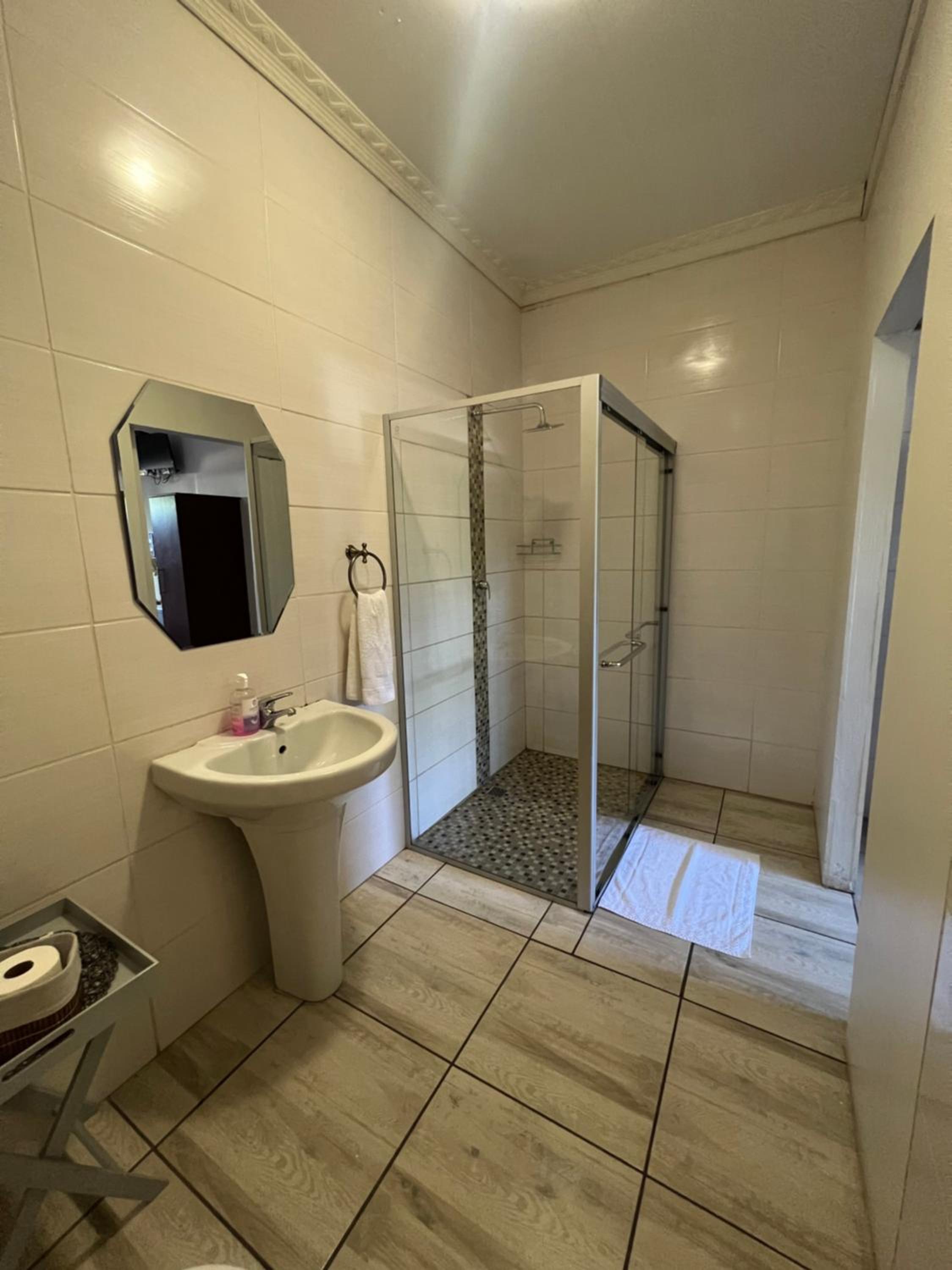 Double or Twin Room - Photo 7