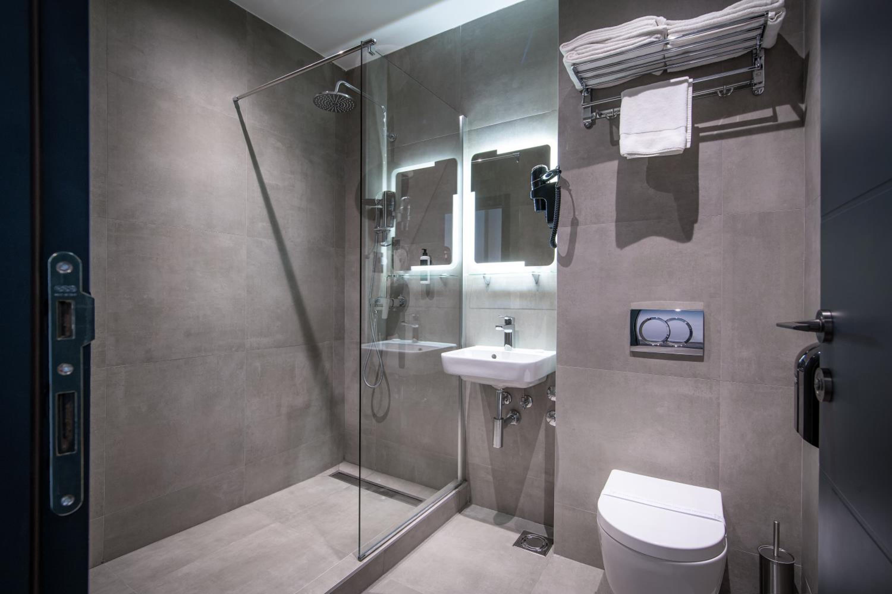 Standard Double Room - Photo 13